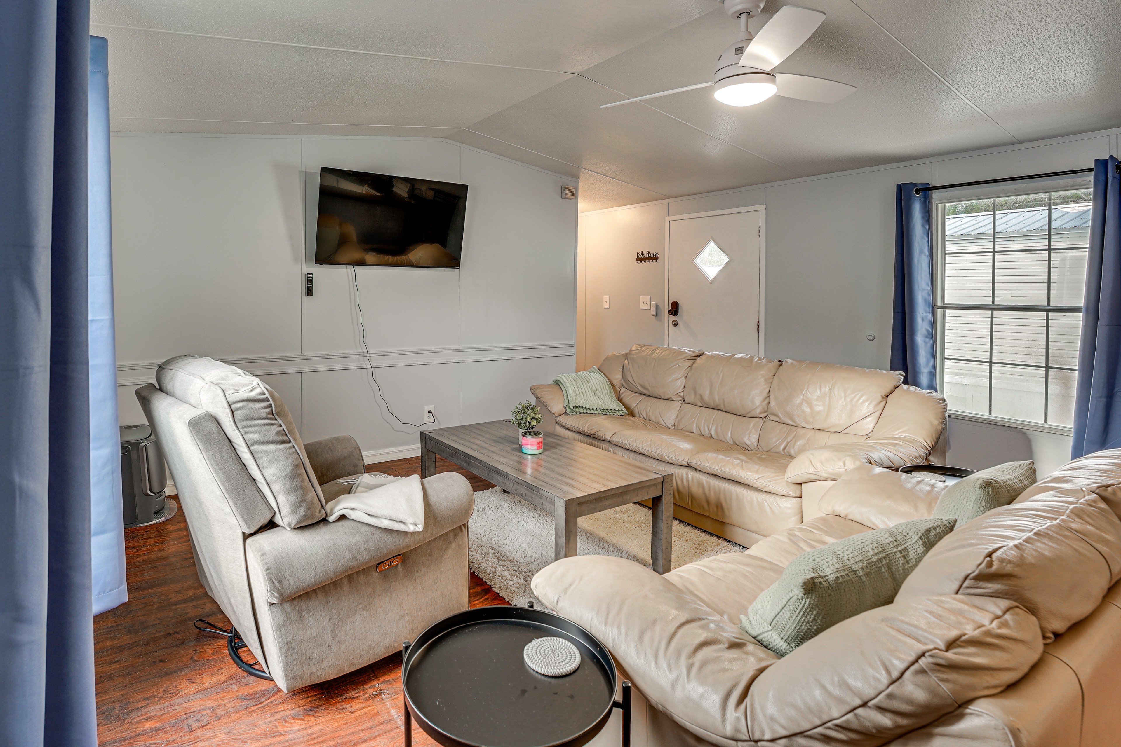 Living Room | Free WiFi | Central Heat & A/C | Smart TV