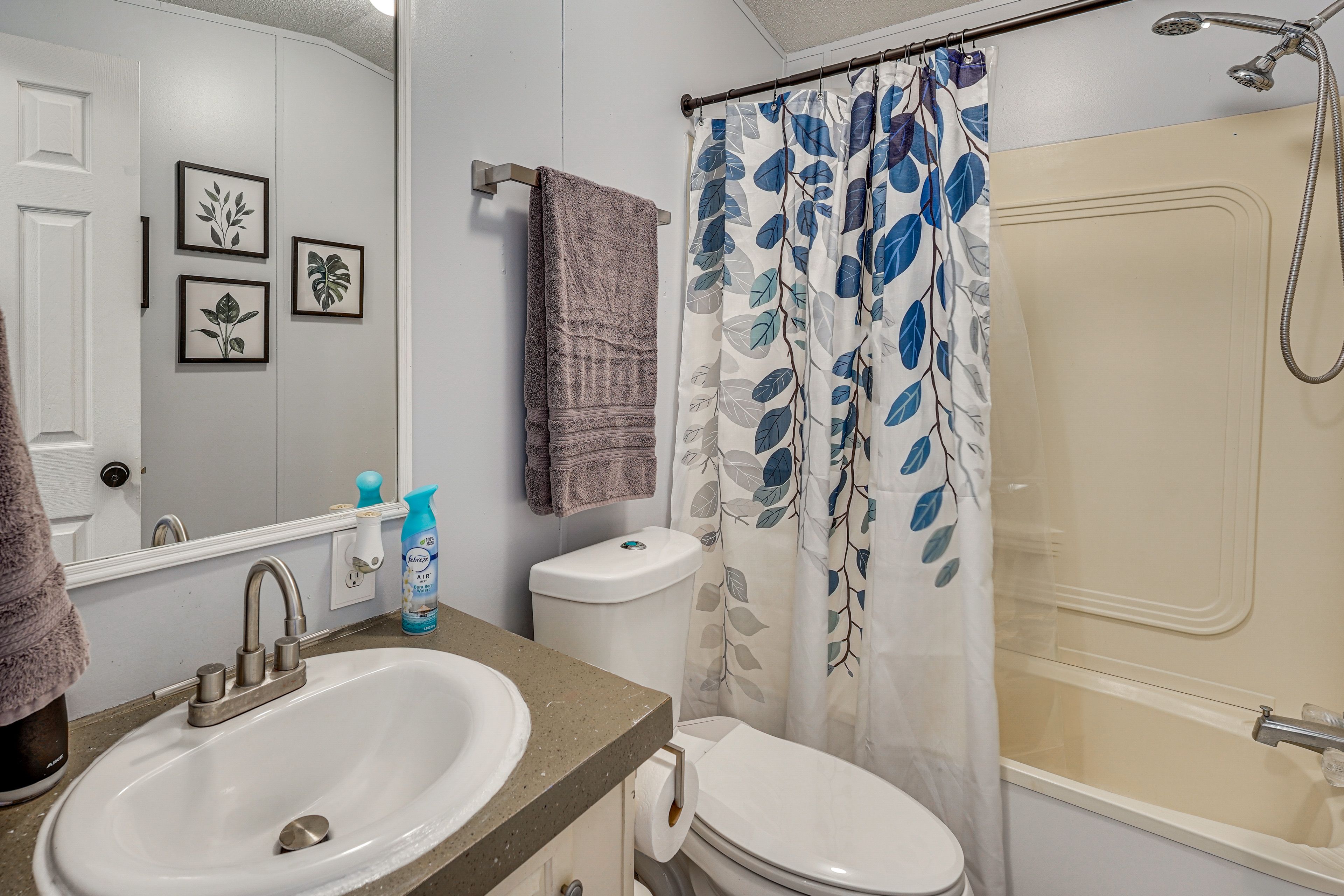 Full Bathroom | Complimentary Toiletries