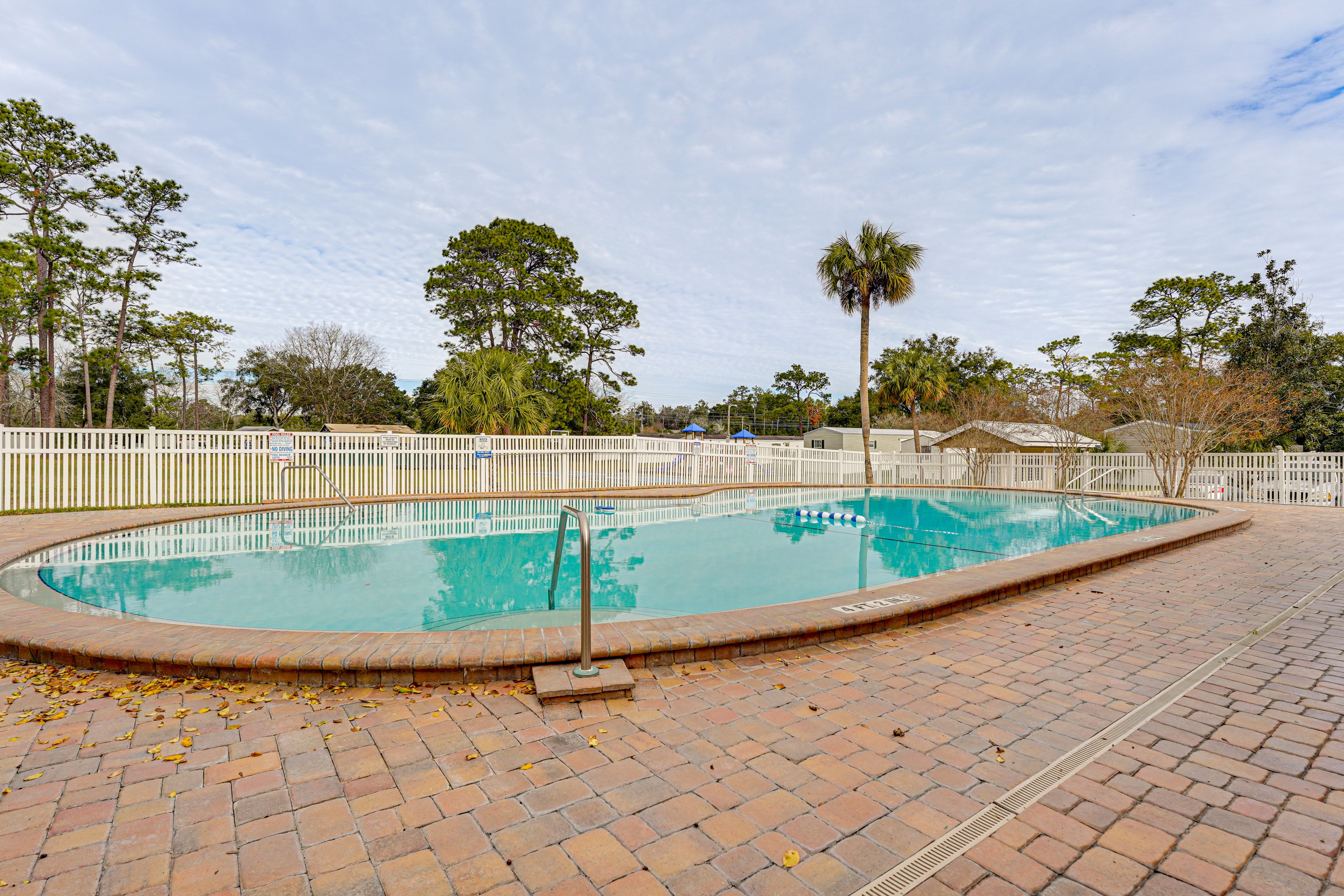 Community Amenities | Outdoor Pool