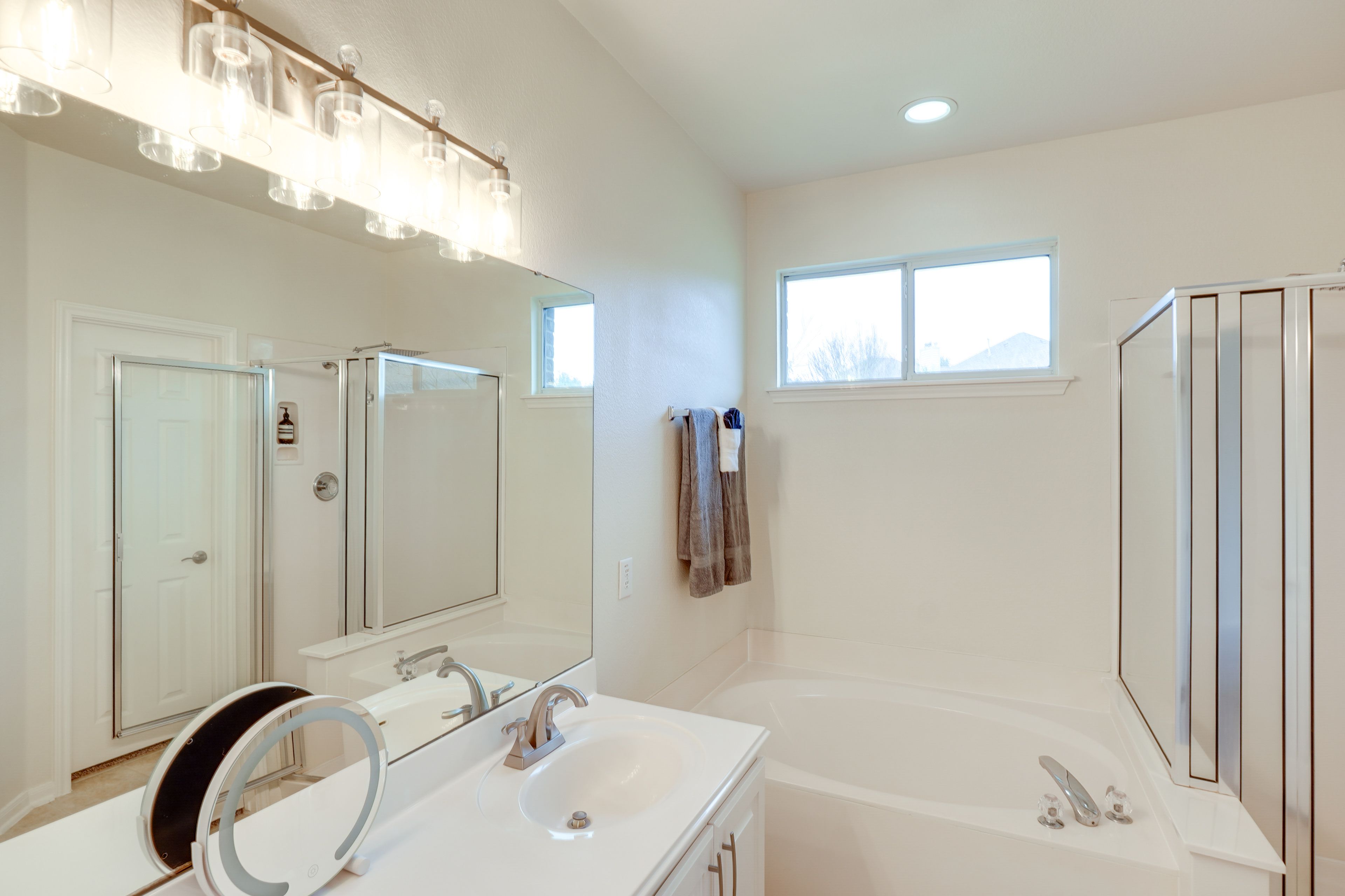 En-Suite Bathroom | Double Sinks | 1st Floor
