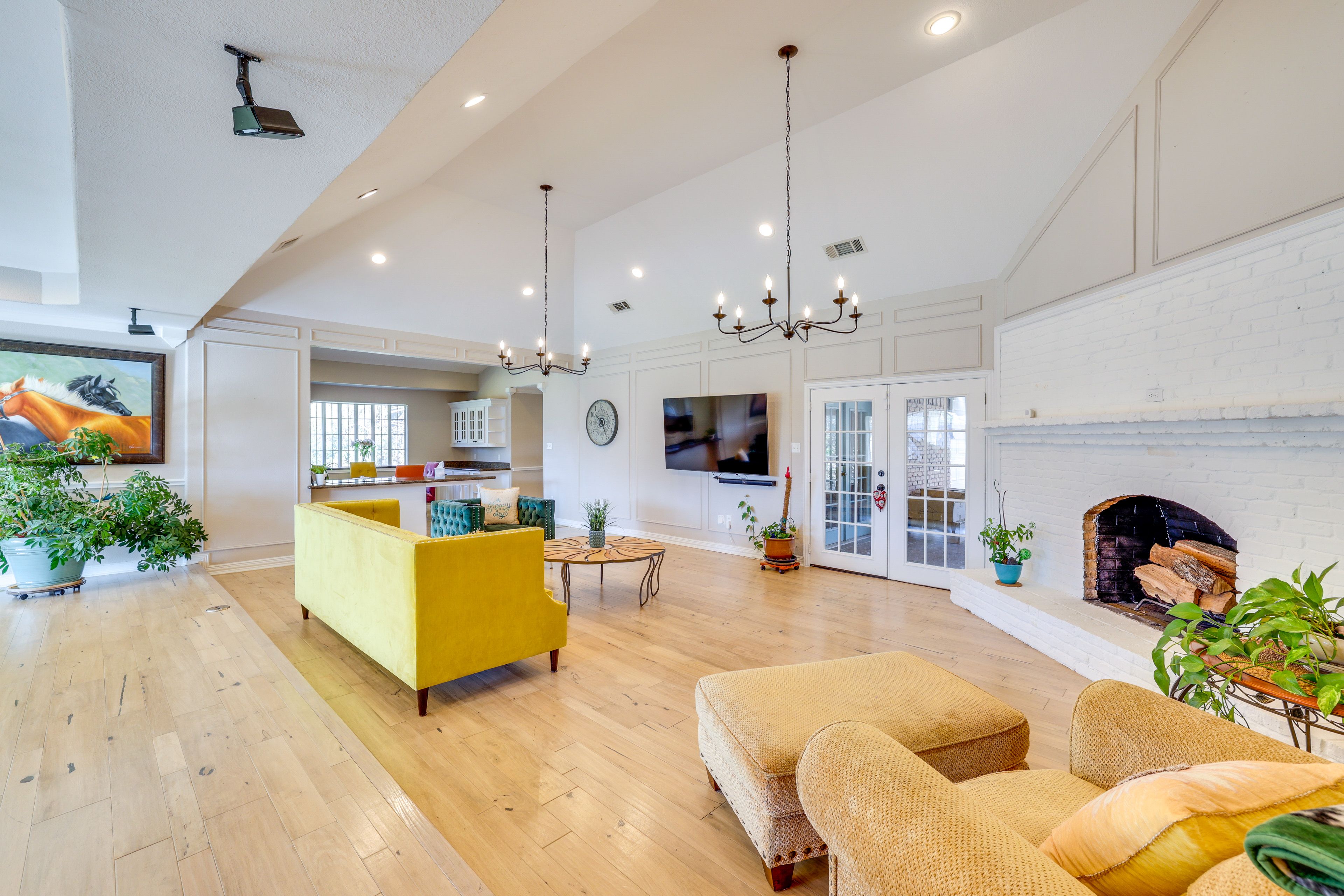 Living Room | Smart TV | Grand Piano | Workspace