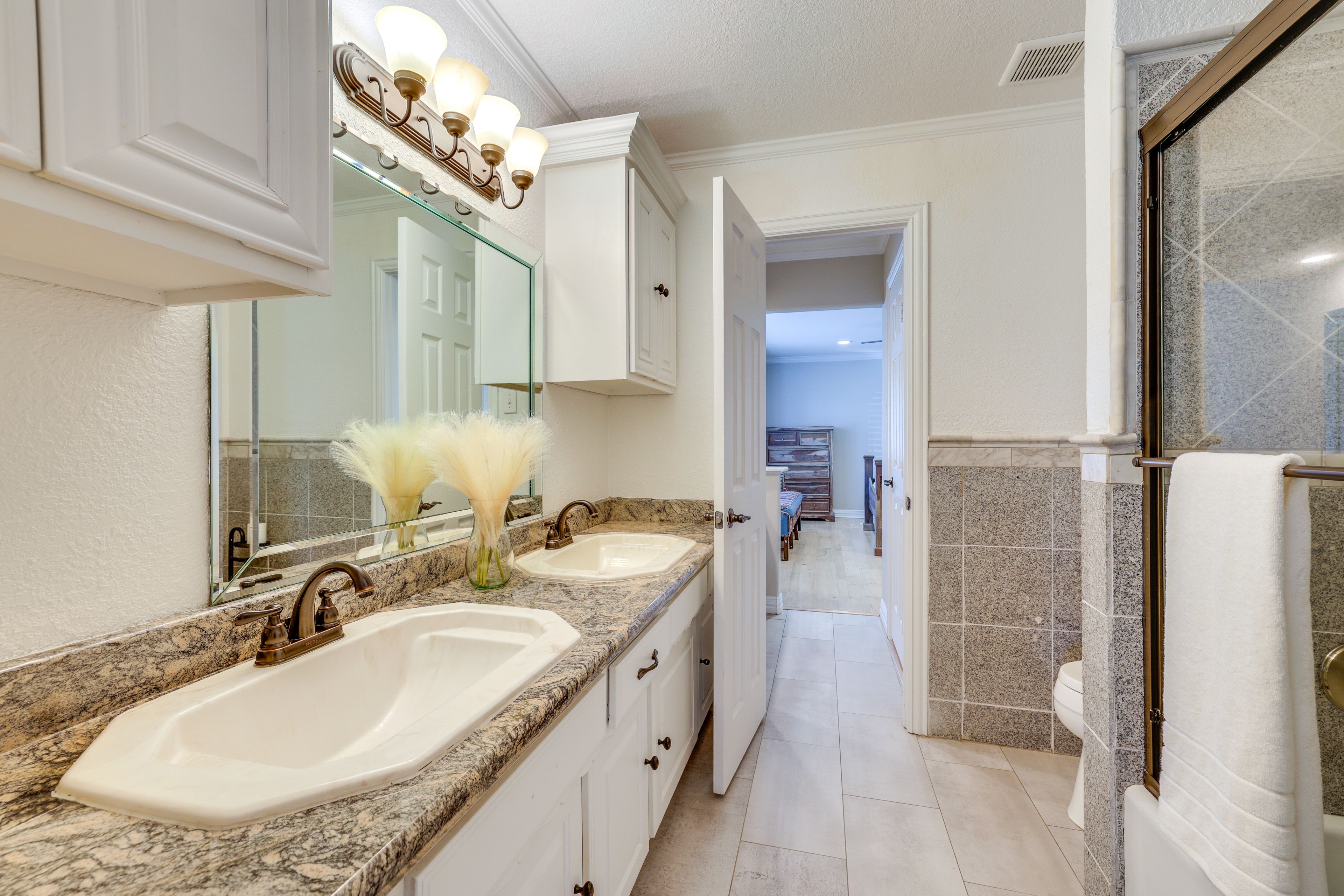 Bathroom | Shower/Bathtub | Towels Provided