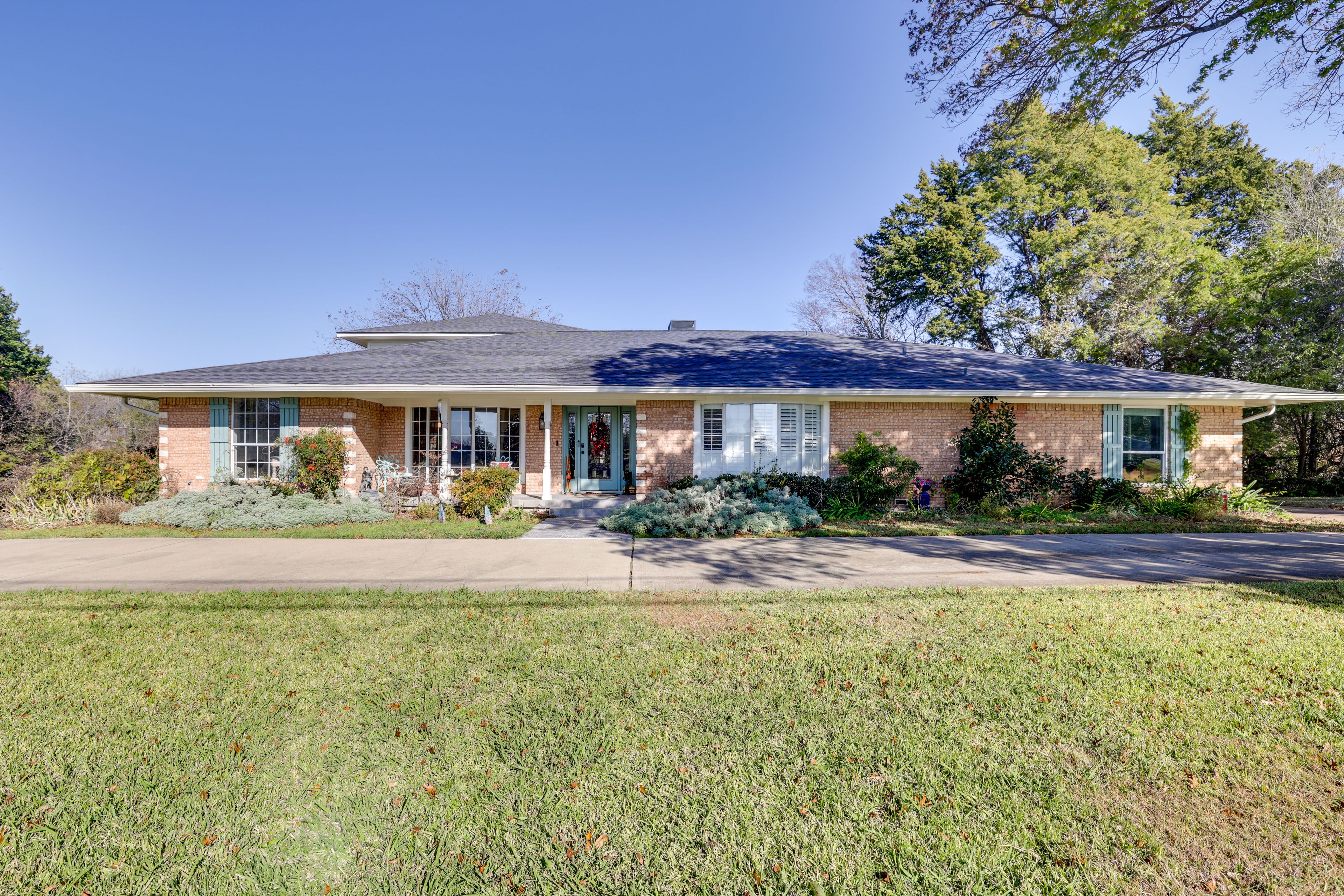Duplex Exterior | Single-Story Unit | Shared Driveway (4 Vehicles)