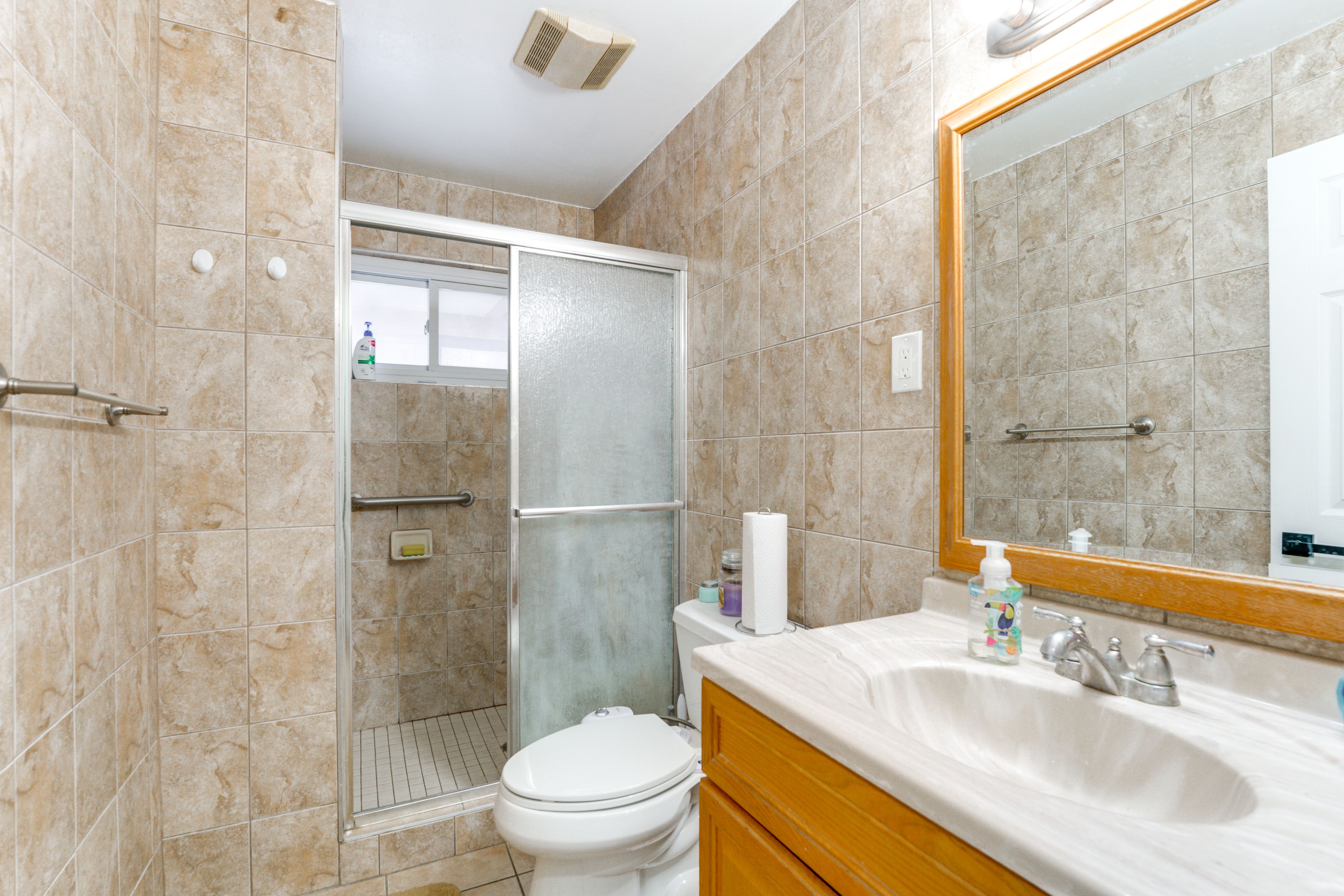 Full Bathroom | 1st Floor | Complimentary Toiletries | Towels Provided
