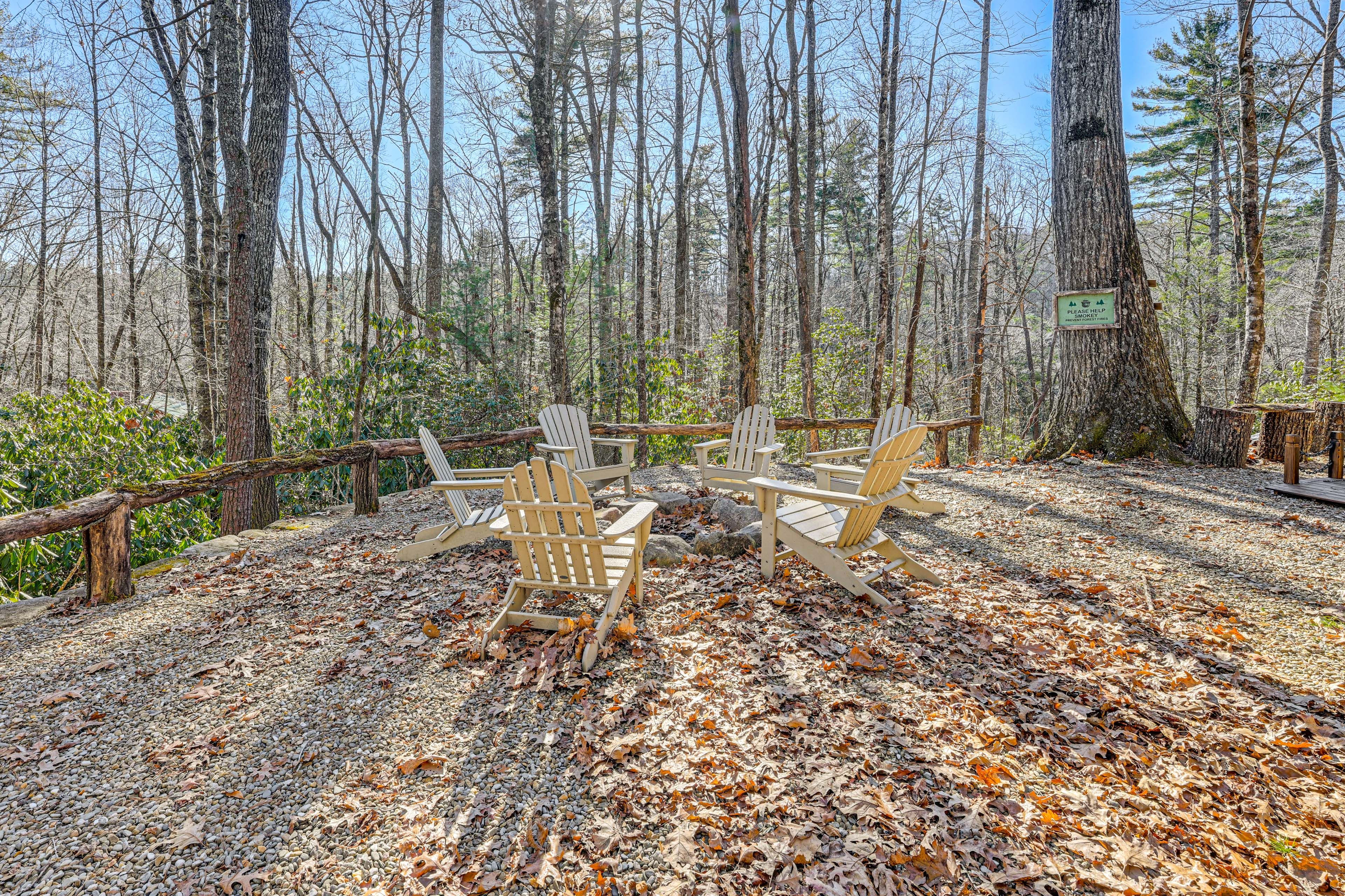 Wood-Burning Fire Pit | 6 Mi to Downtown Cashiers