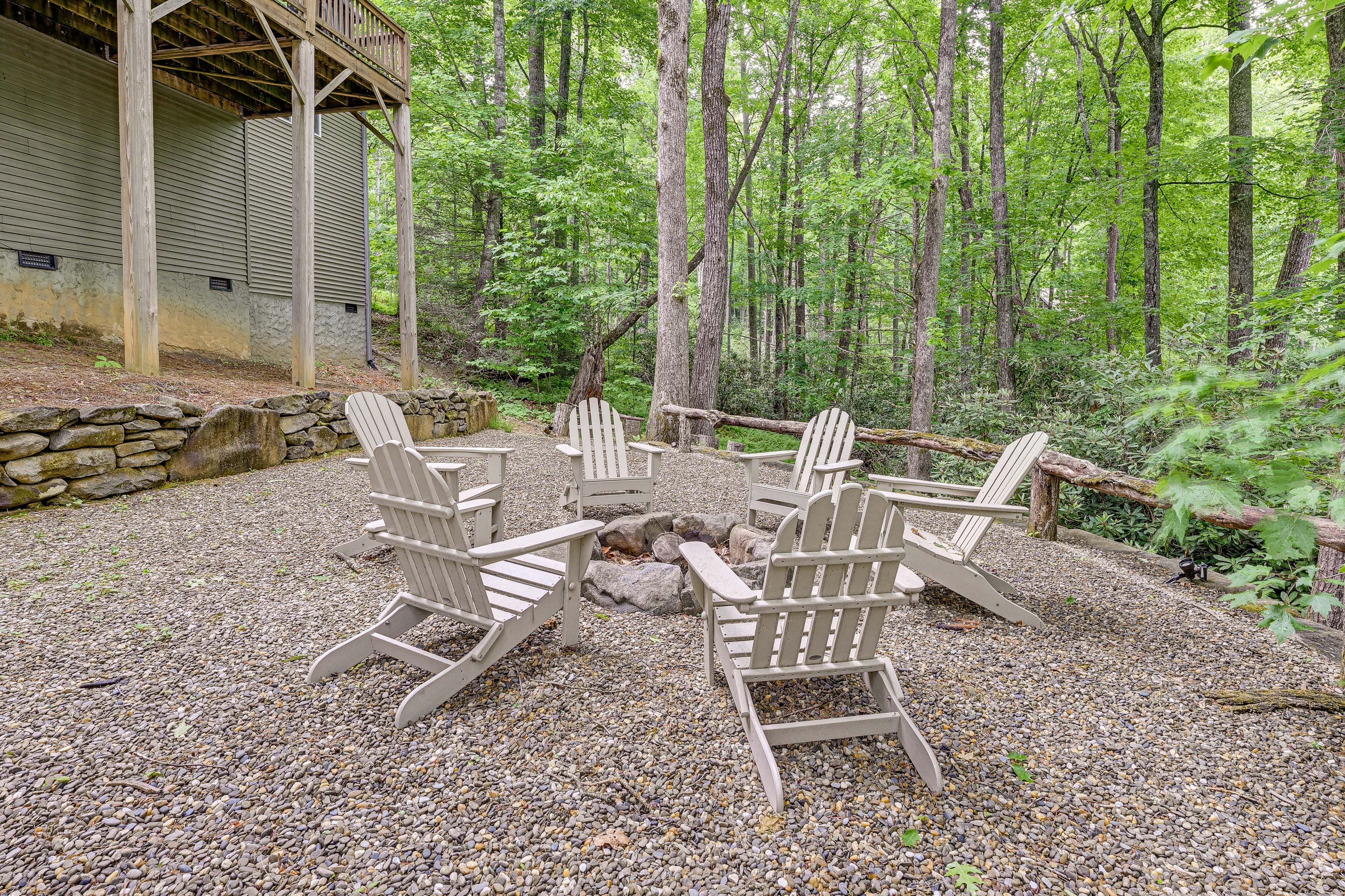 Wood-Burning Fire Pit | 6 Mi to Downtown Cashiers