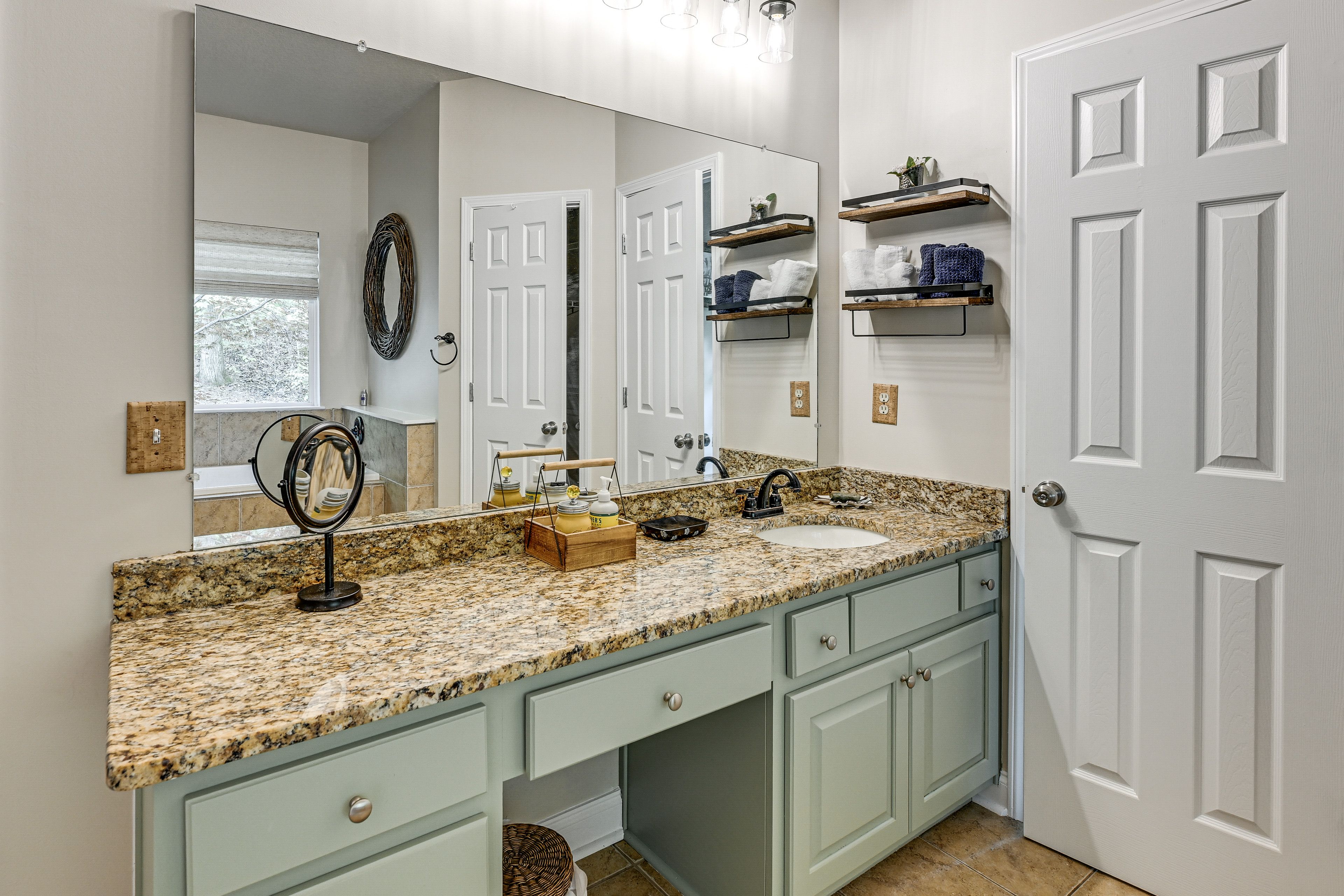 En-Suite Bathroom | Main Level | Towels Provided