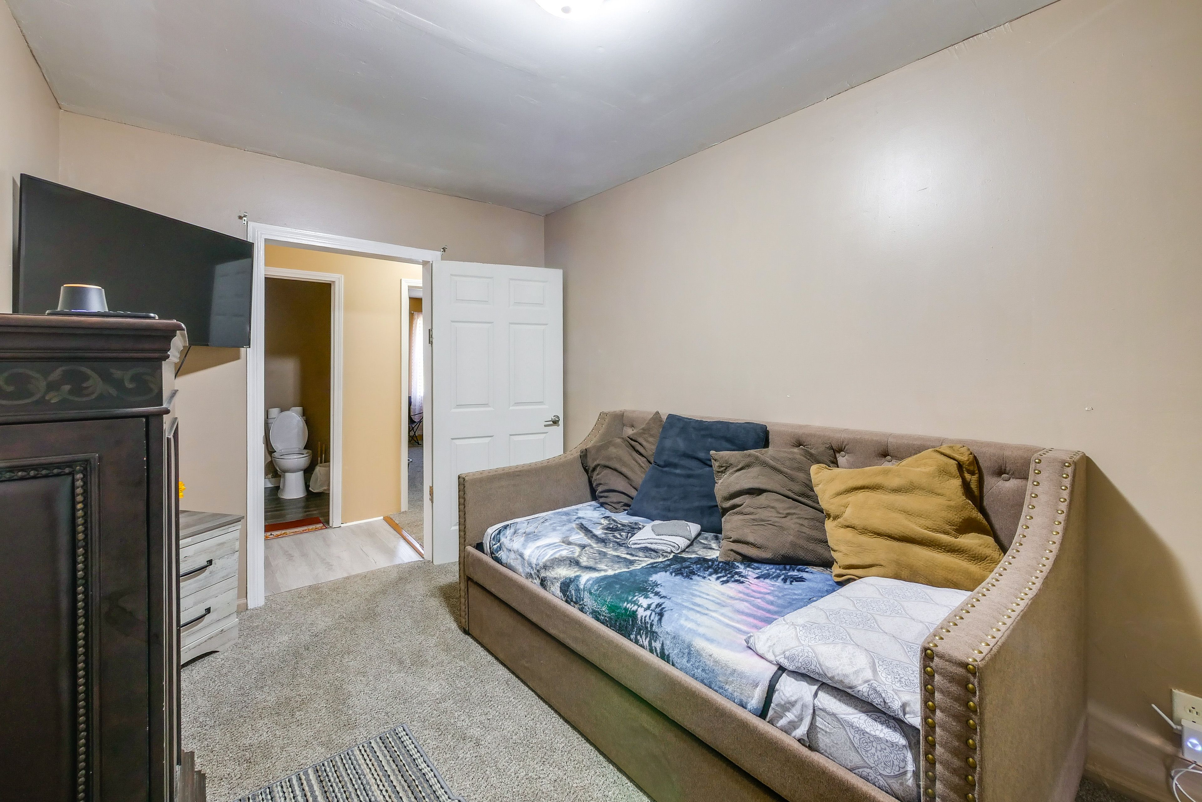 Bedroom 6 | Twin Daybed | Flat-Screen TV