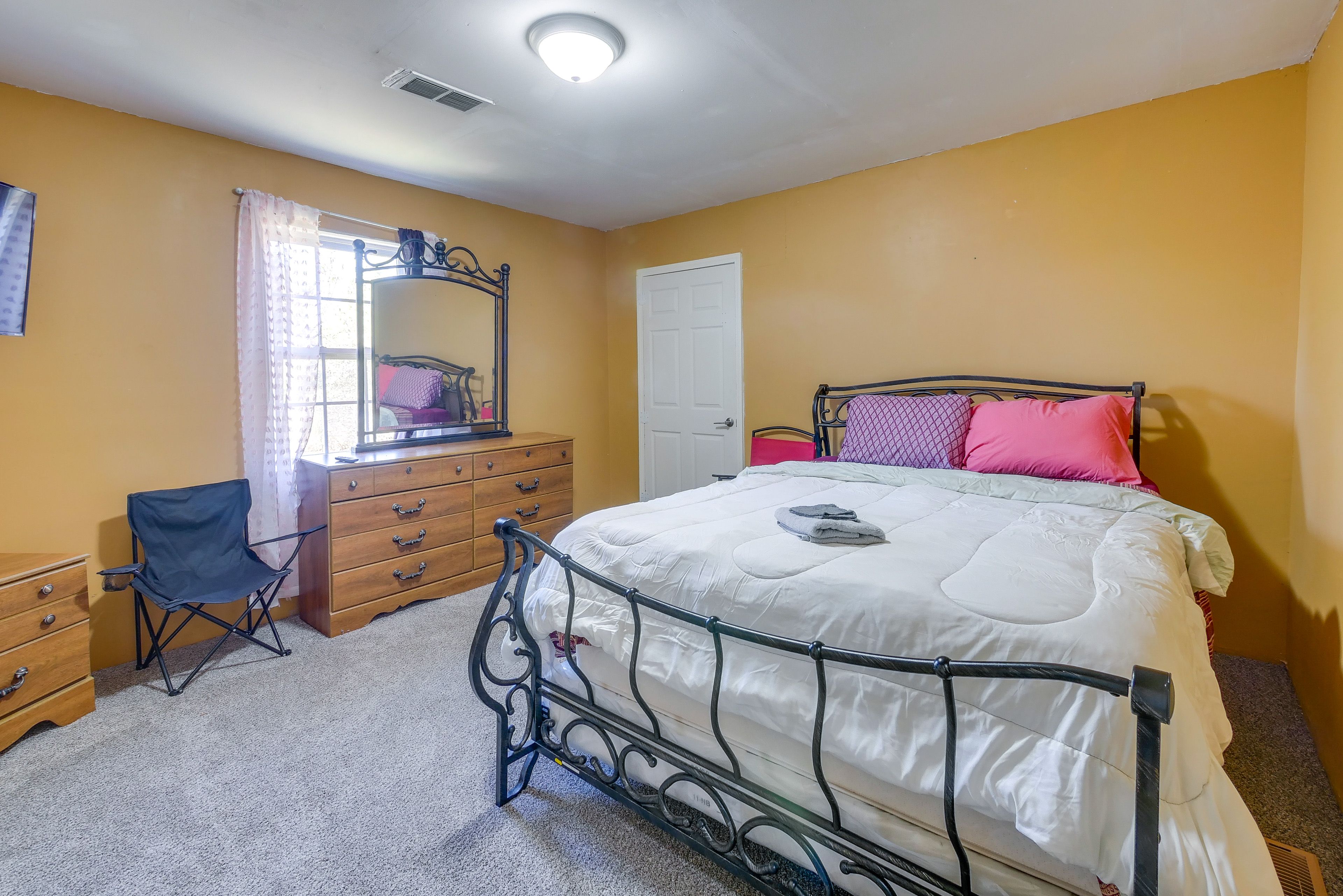 Bedroom 3 | Queen Bed | Flat-Screen TV