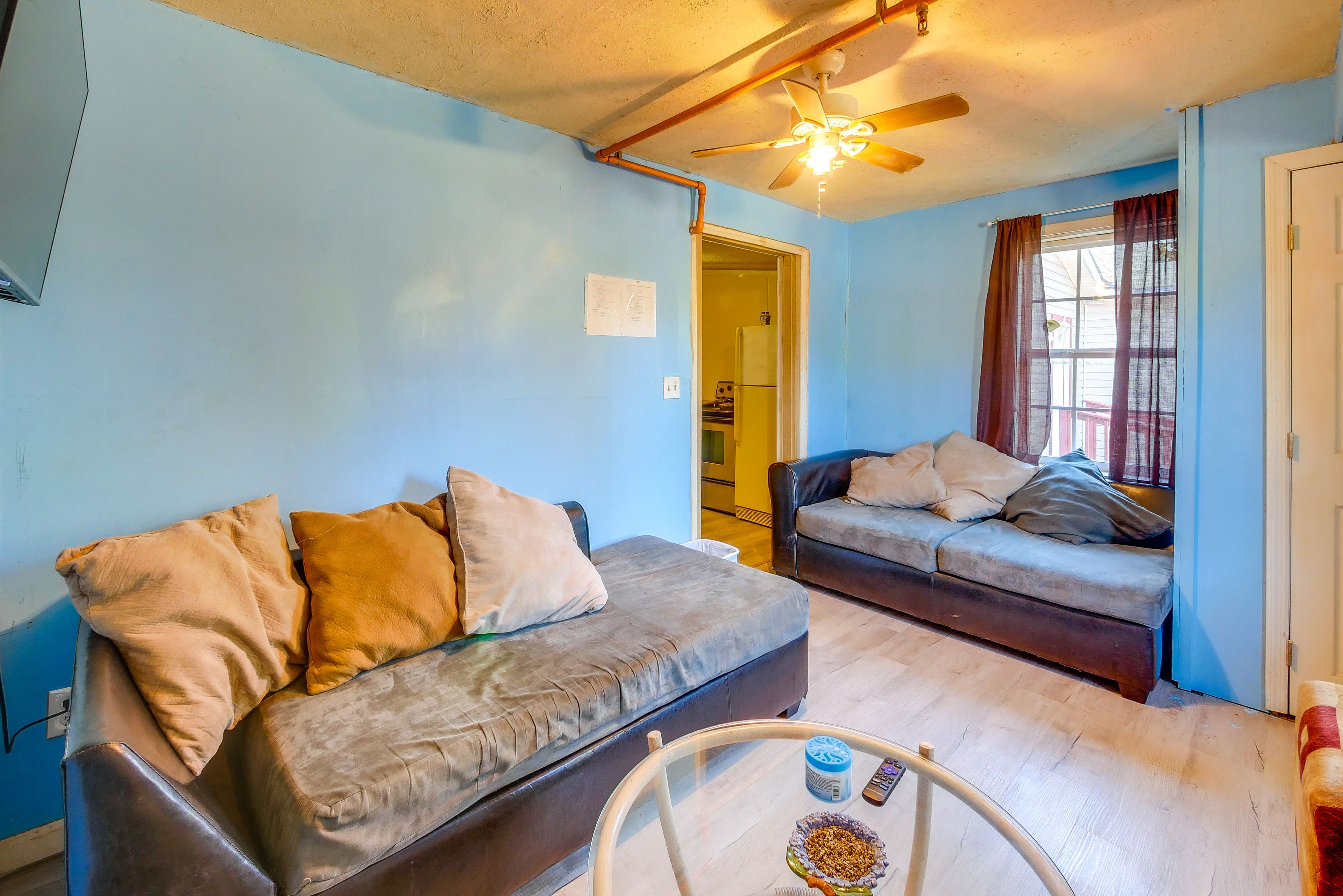 Living Room | Flat-Screen TV | Free WiFi | Central Air Conditioning/Heat