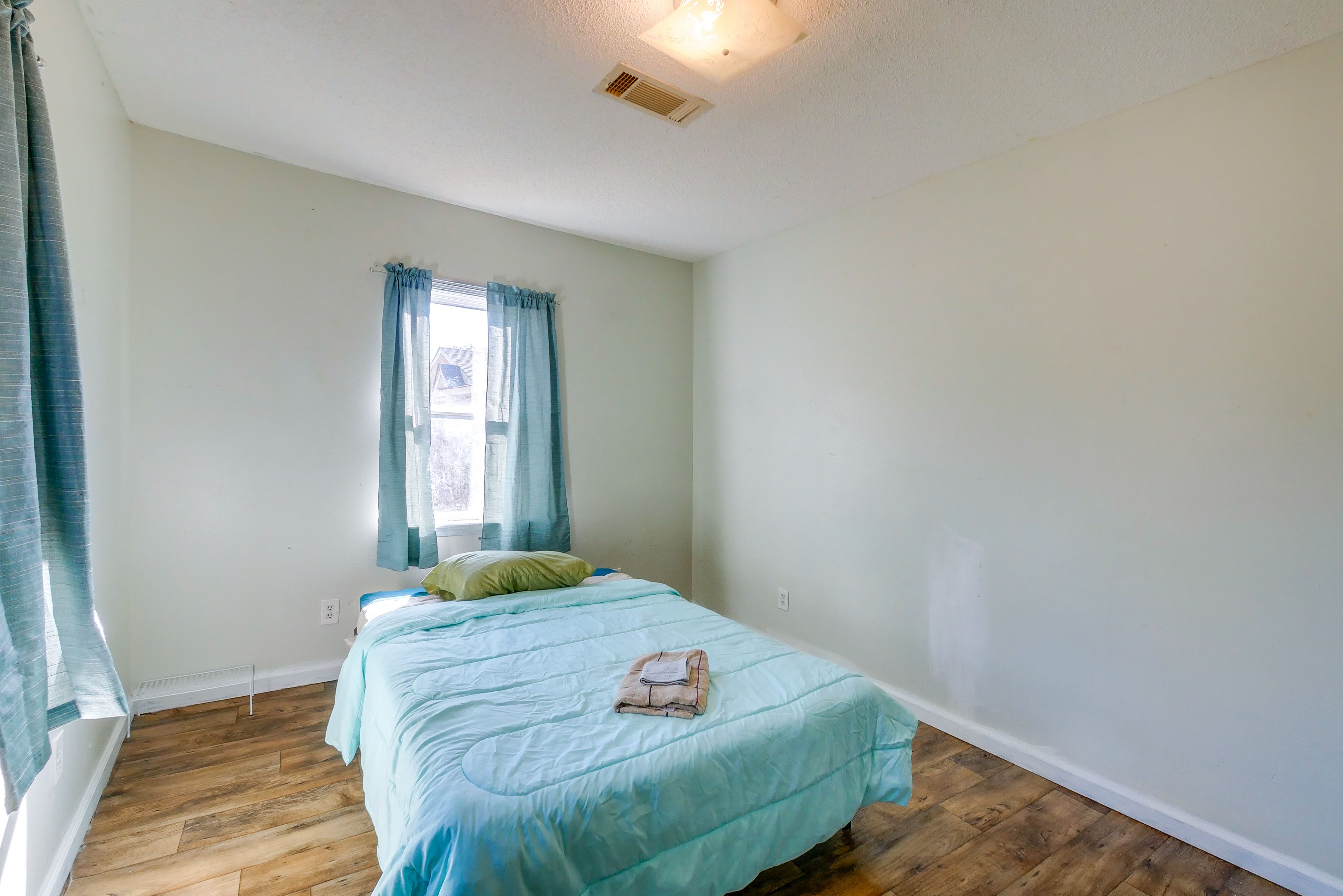 Bedroom 1 | Full Bed | Linens