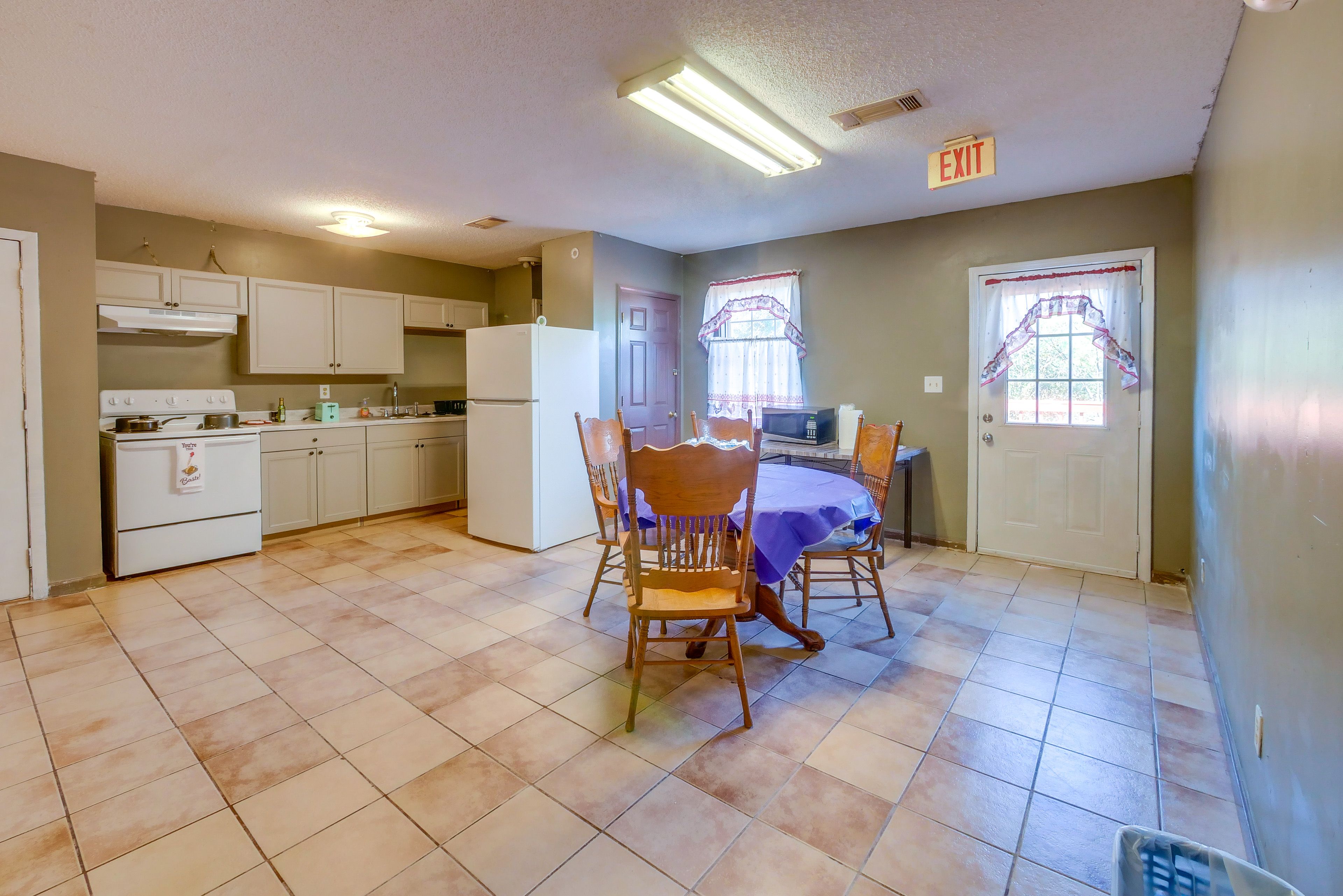 Kitchen | Dining Area | Coffee Maker | Cooking Basics