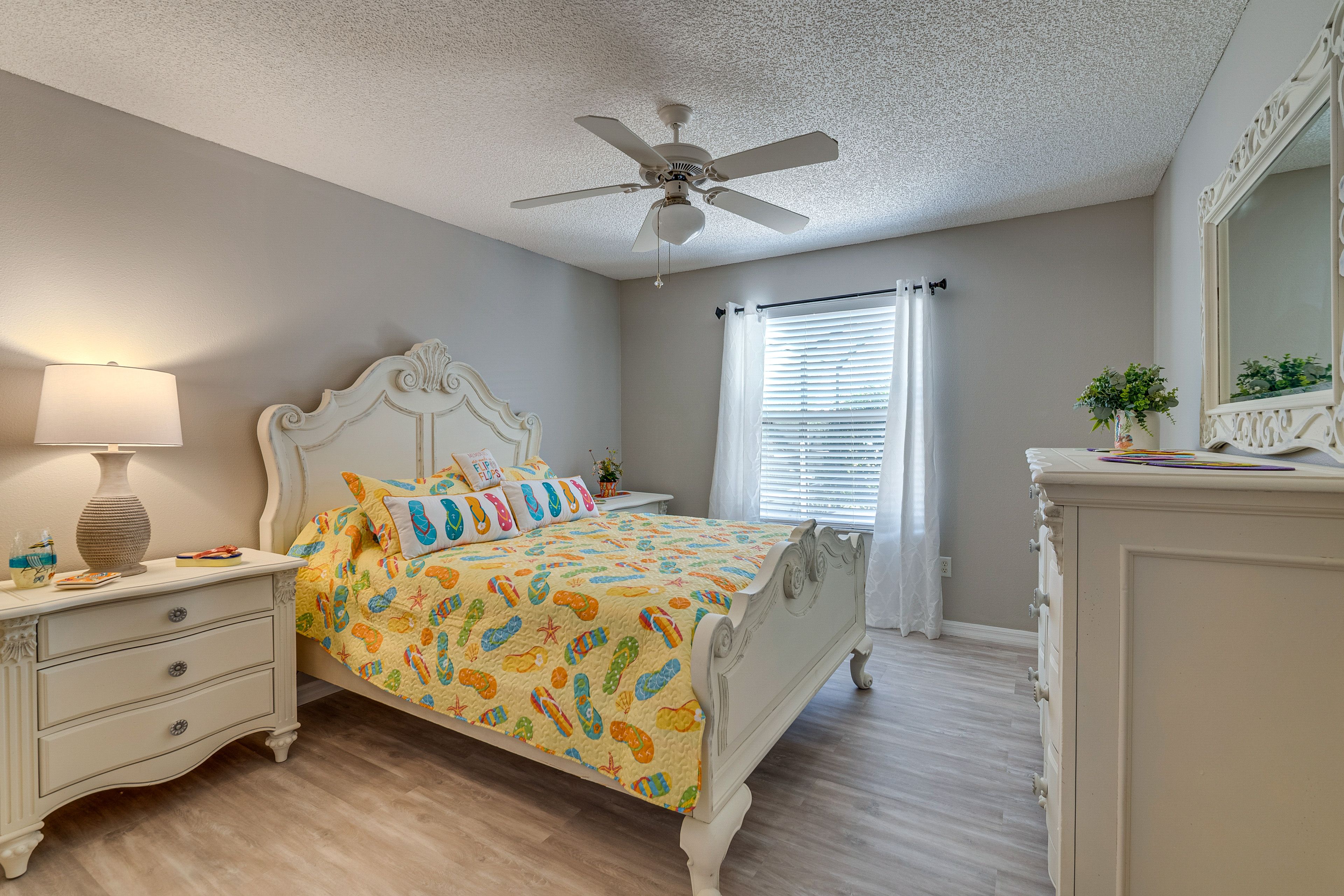 Bedroom 2 | Queen Bed