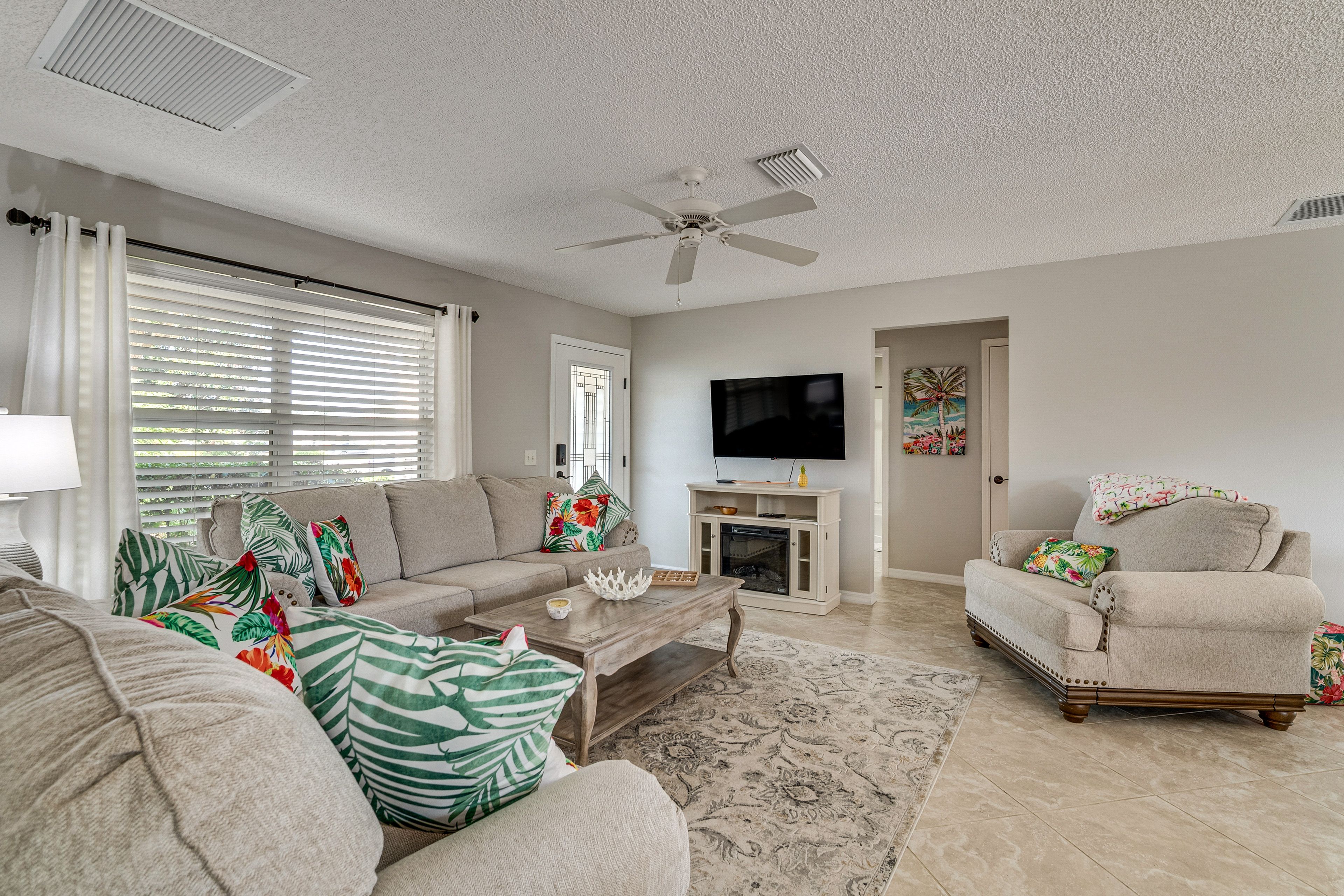 Living Room | Central A/C & Heating | Free WiFi