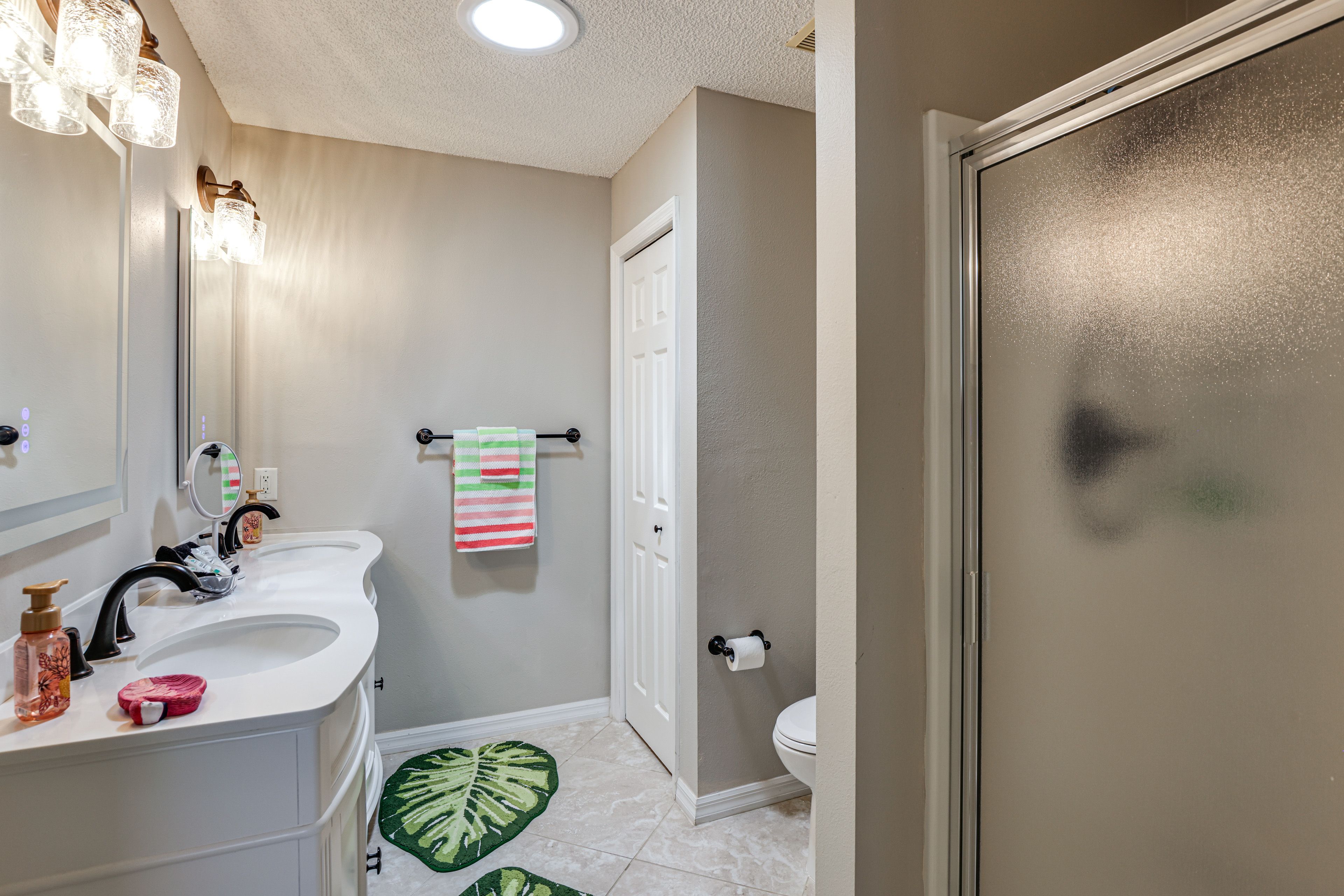 Full Bathroom | Towels Provided