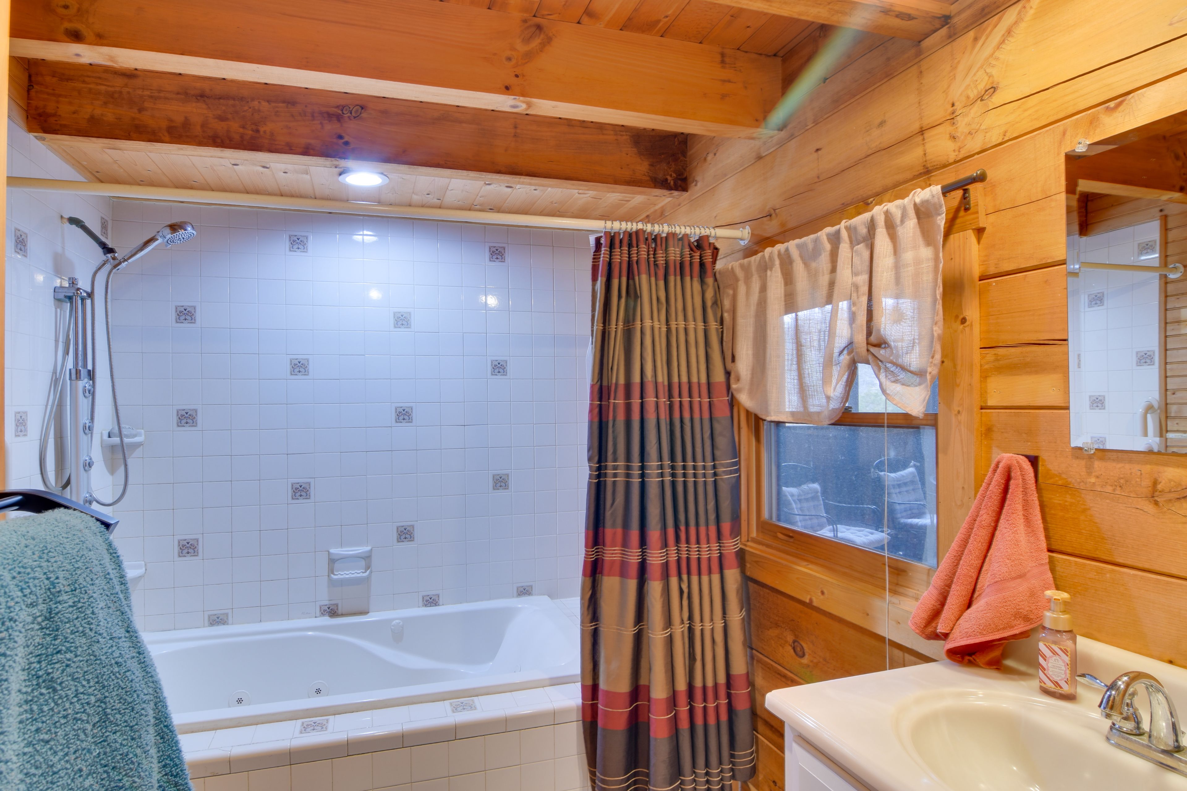 Bathroom (Mother-in-Law Suite) | 1st Floor