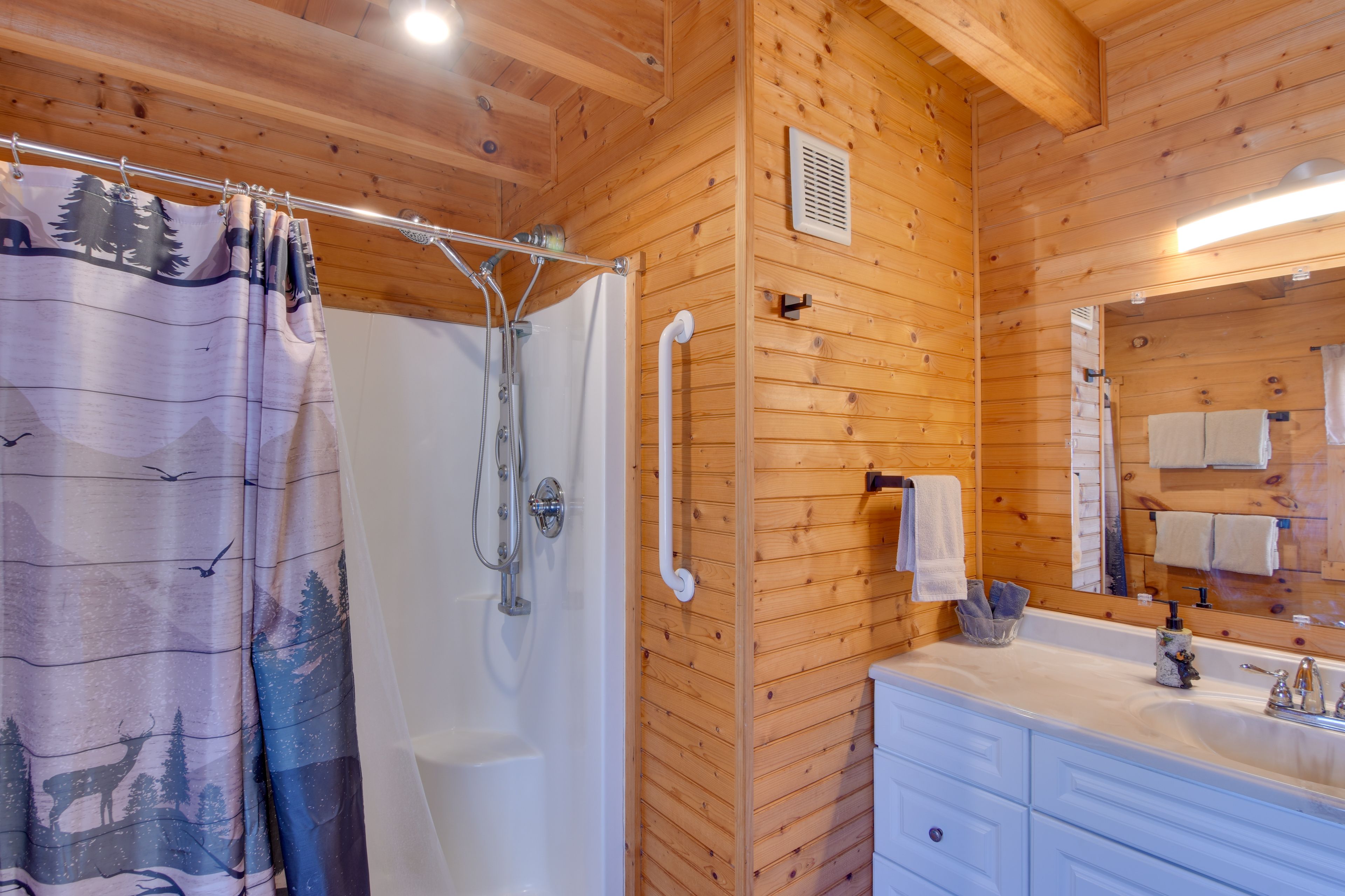 En-Suite Bathroom | Towels Provided | 1st Floor