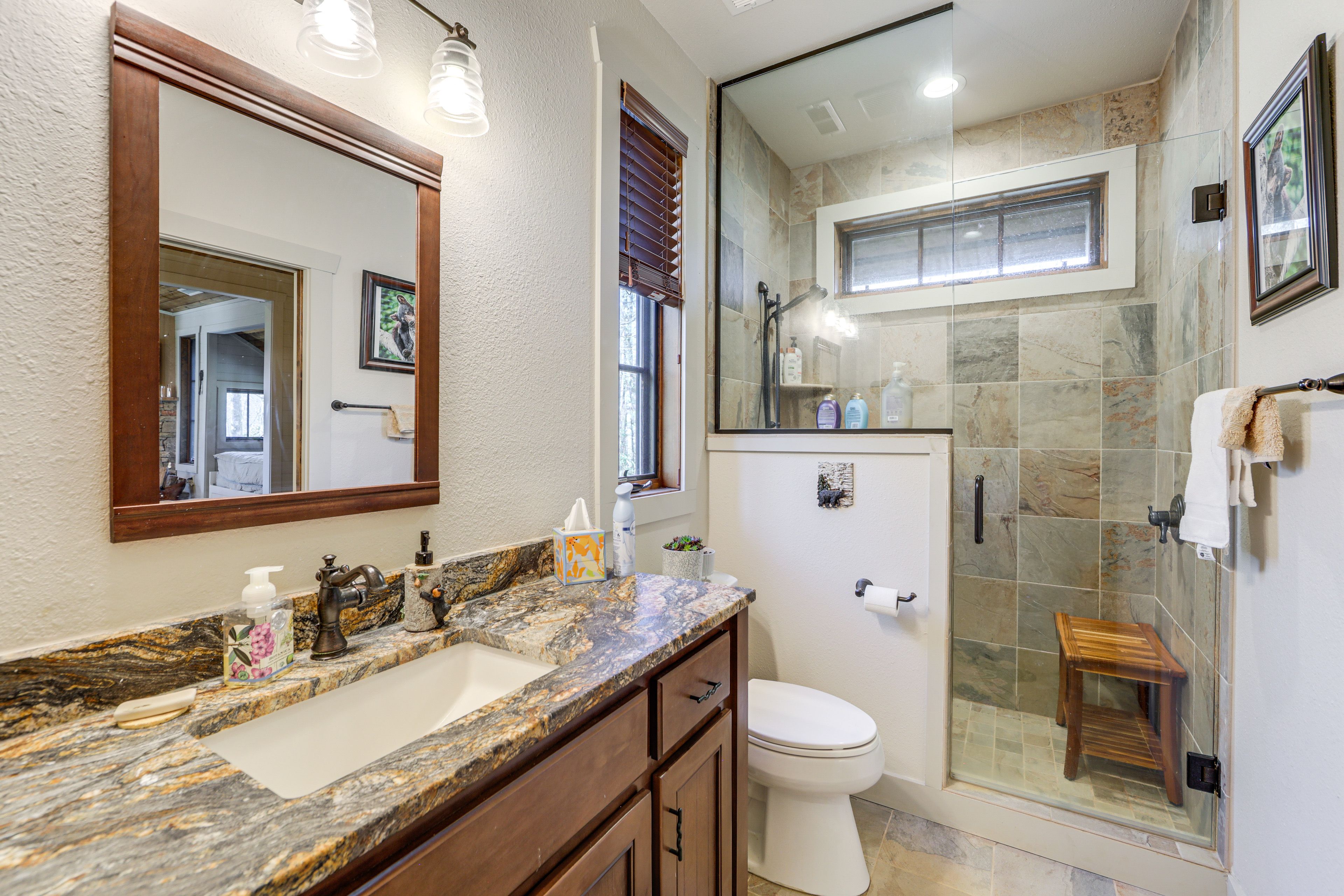 Full Bathroom | Towels Provided