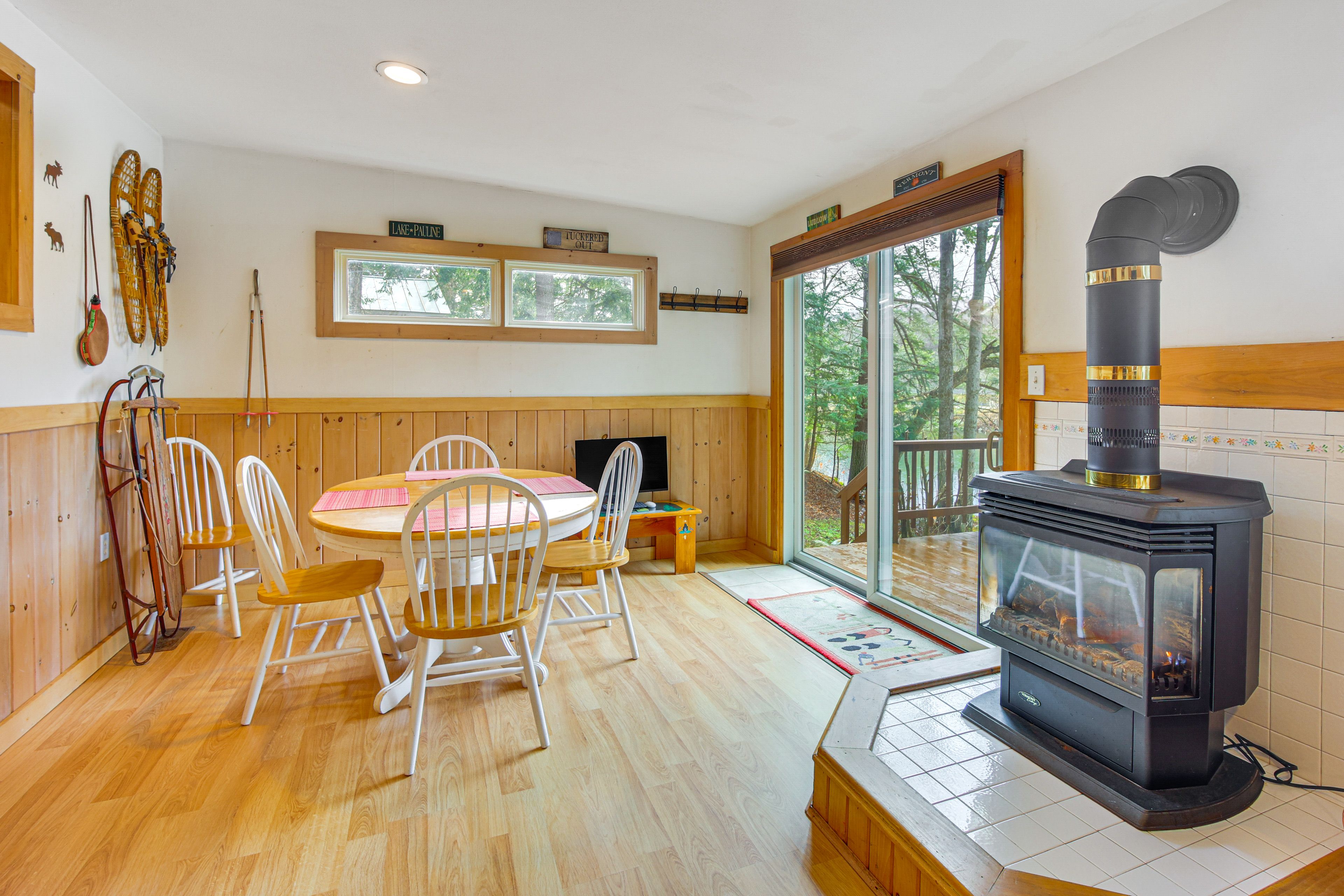 Dining Area | Dishware/Flatware | Computer