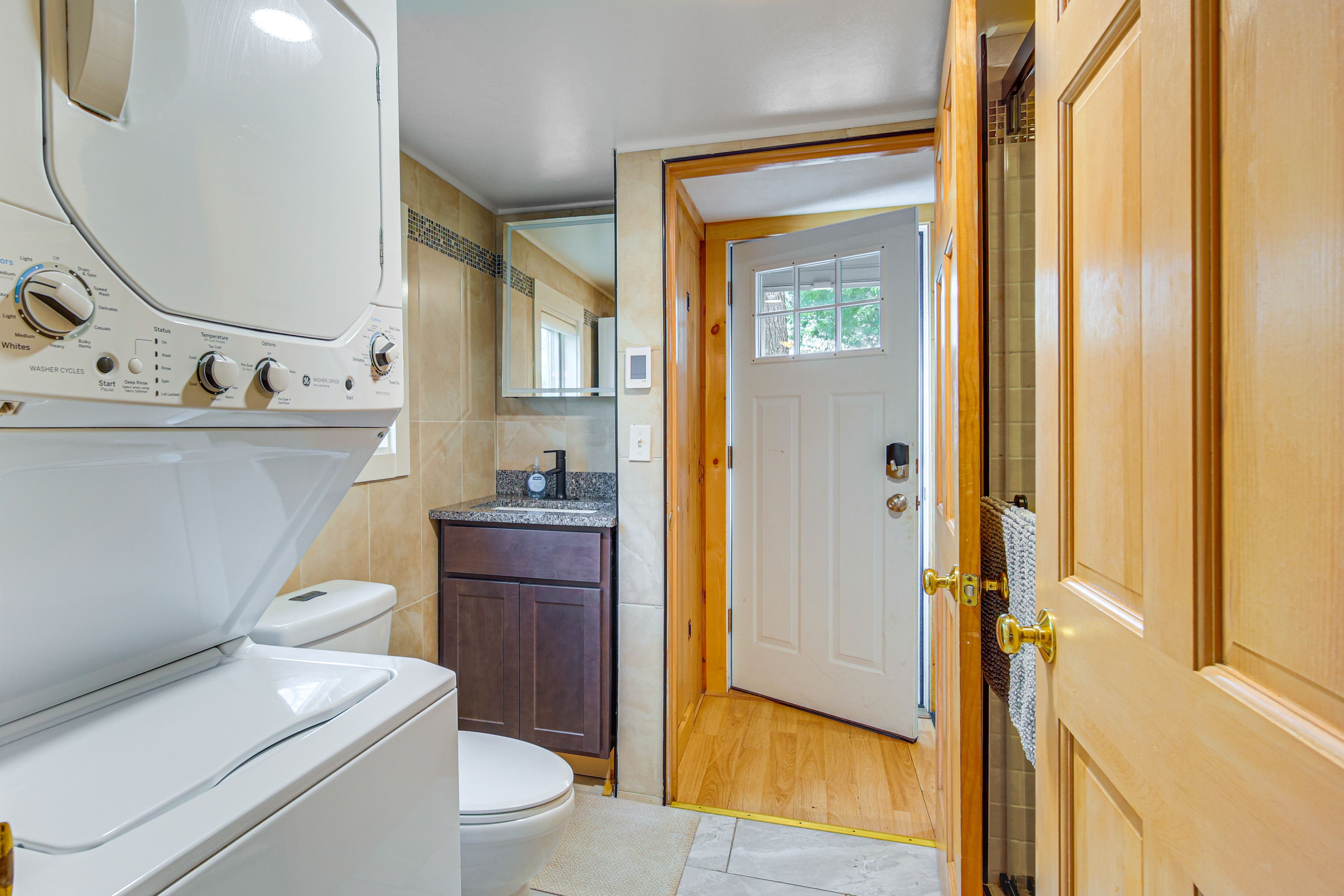 Full Bathroom | Complimentary Toiletries | Towels Provided | Washer/Dryer