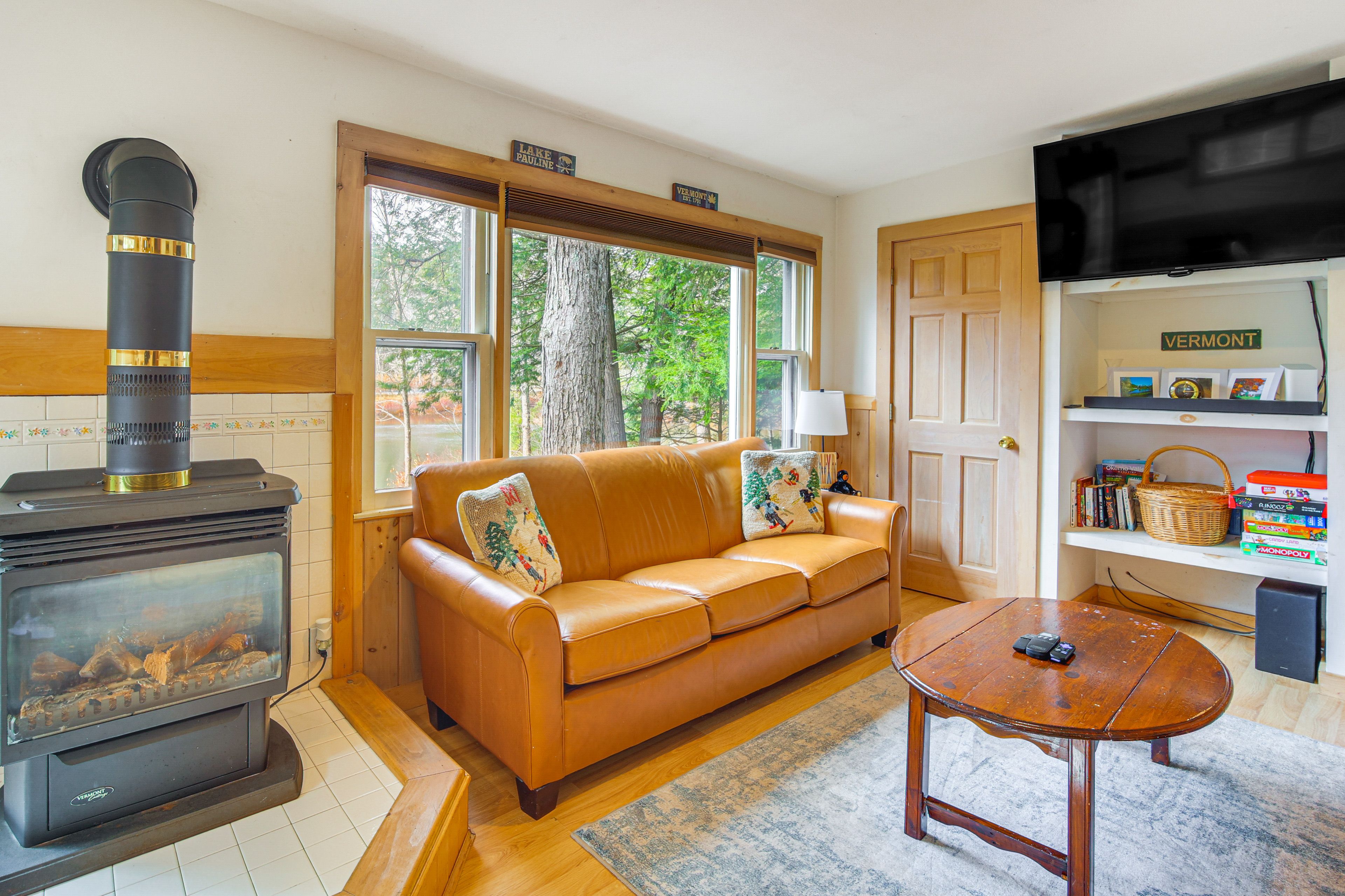 Living Room | Flat-Screen TV | Electric Stove | Board Games | Books | Free WiFi