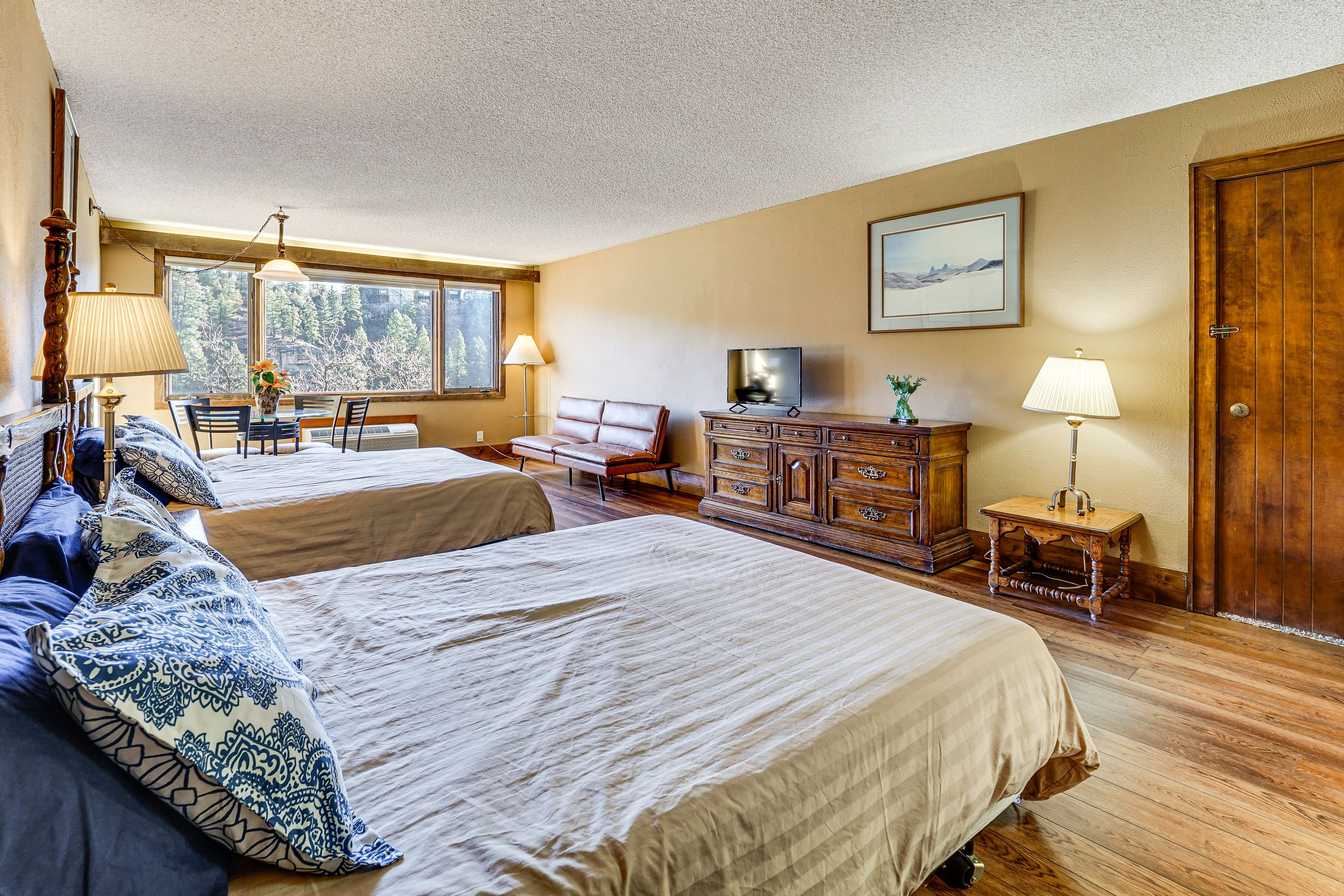 Studio | 2 Queen Beds