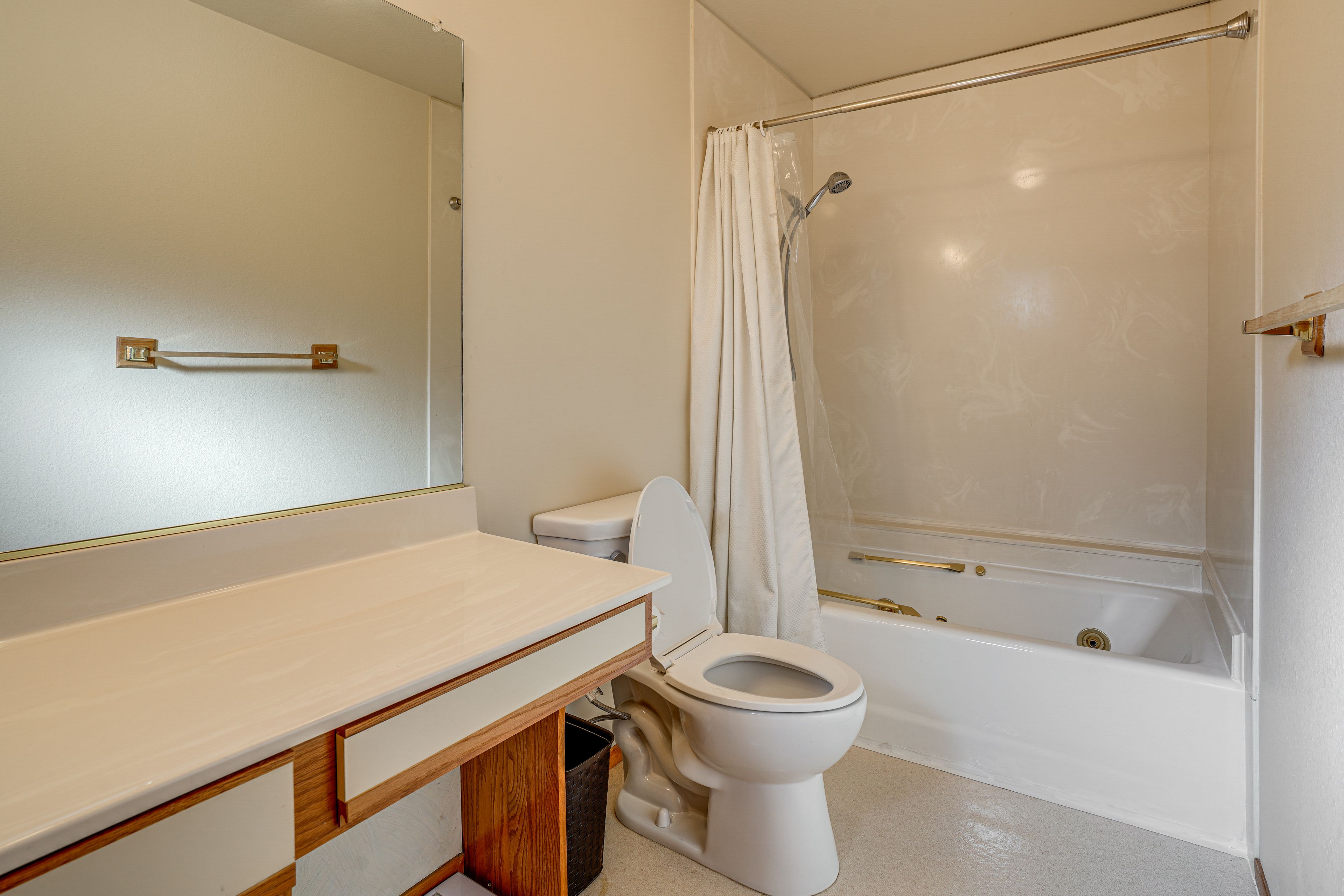 Full Bathroom | Towels Provided