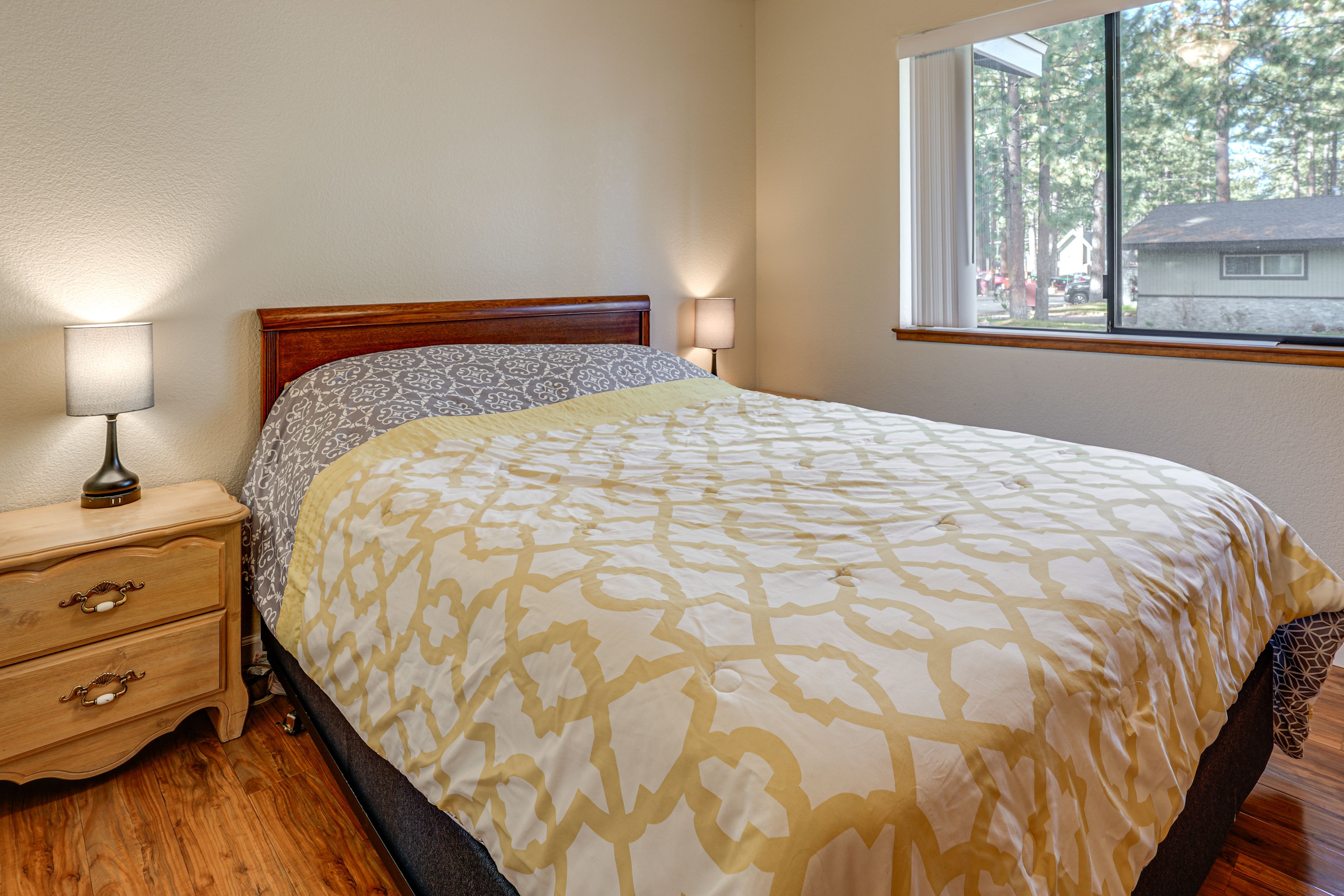 Bedroom 2 | Queen Bed