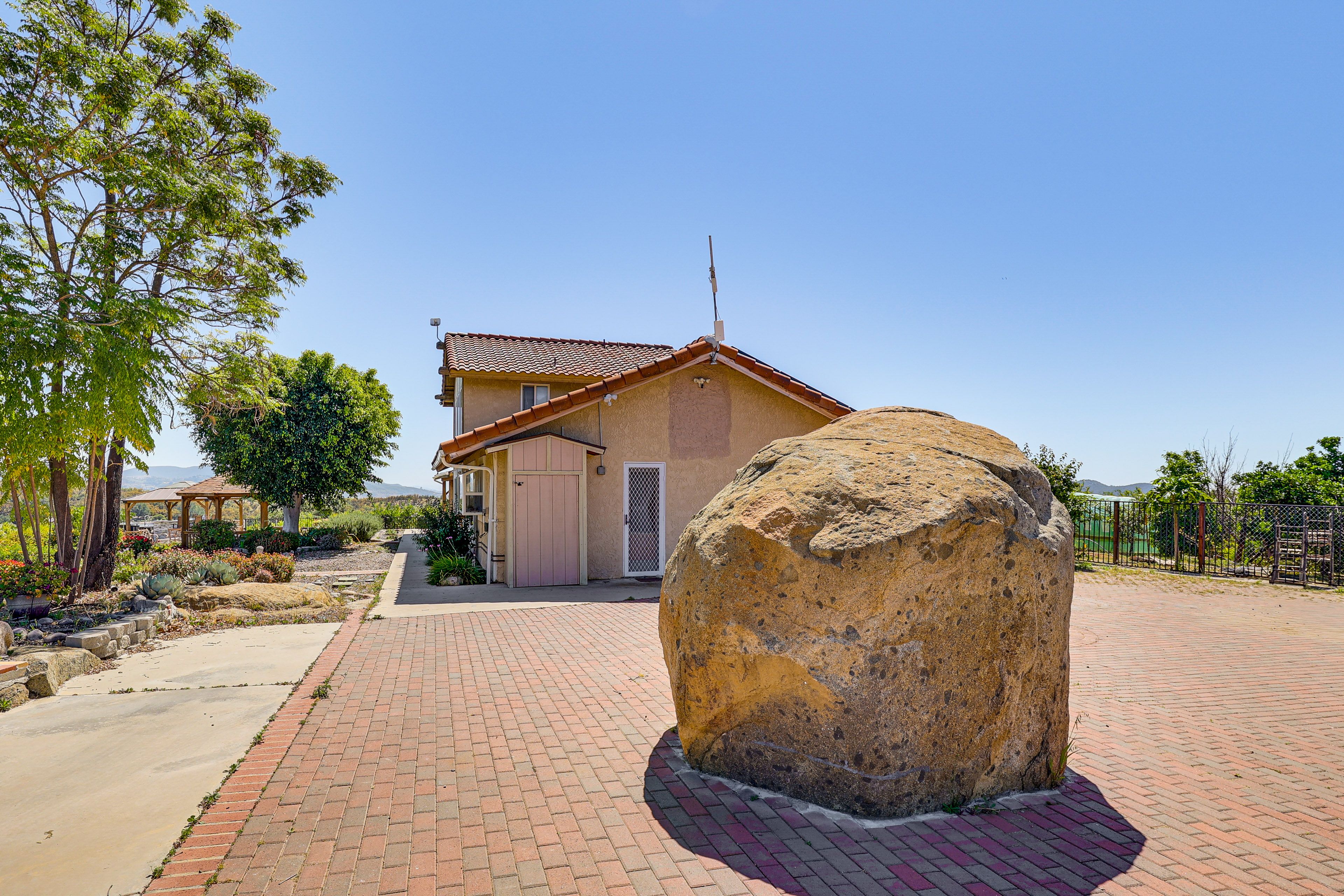 Parking | Spacious Driveway