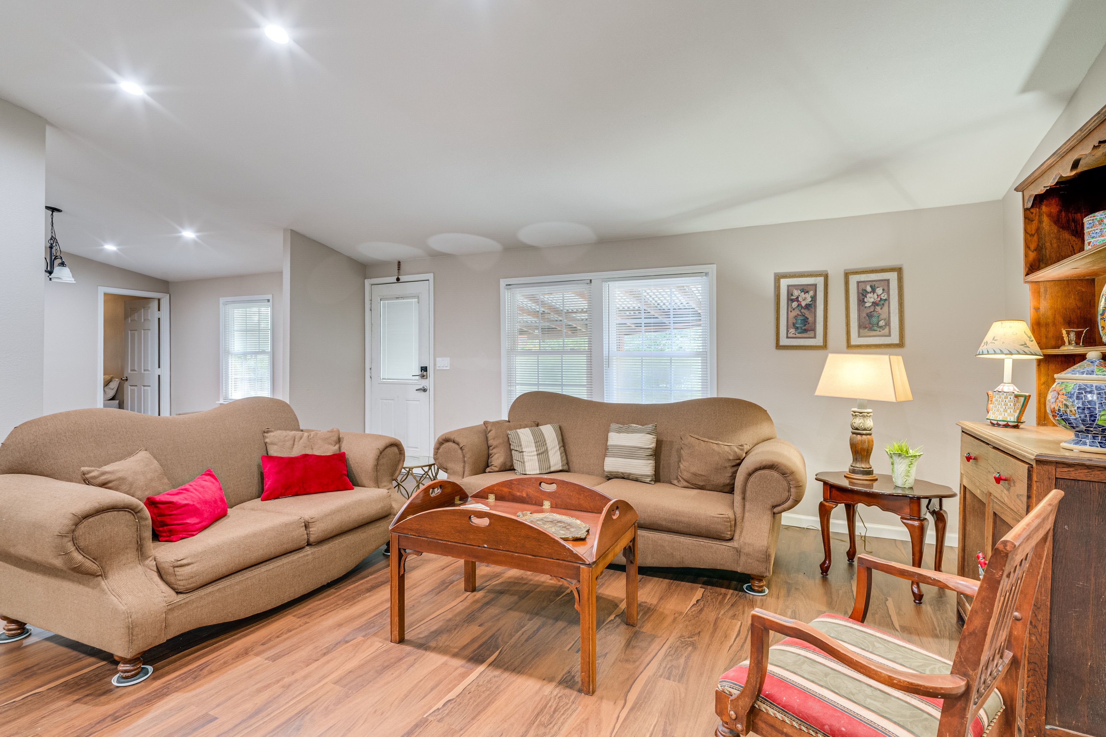 Living Room | Smart TV | Free WiFi | Fireplace