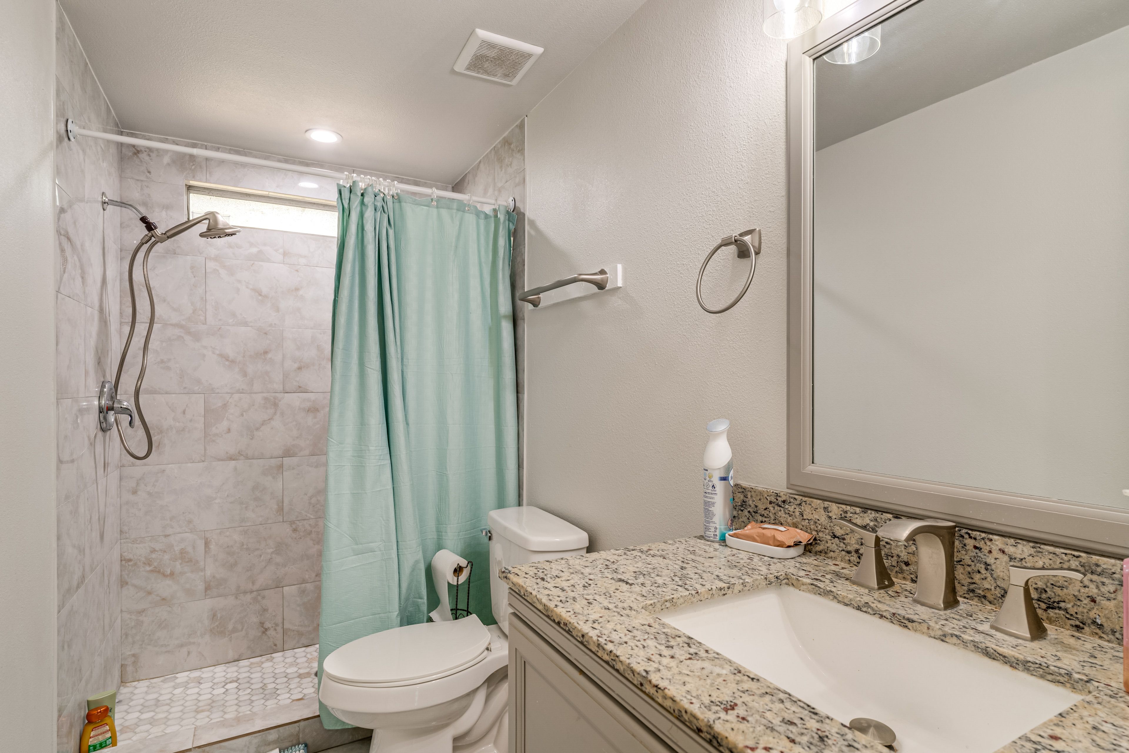 Full Bathroom | Complimentary Toiletries | Hair Dryer