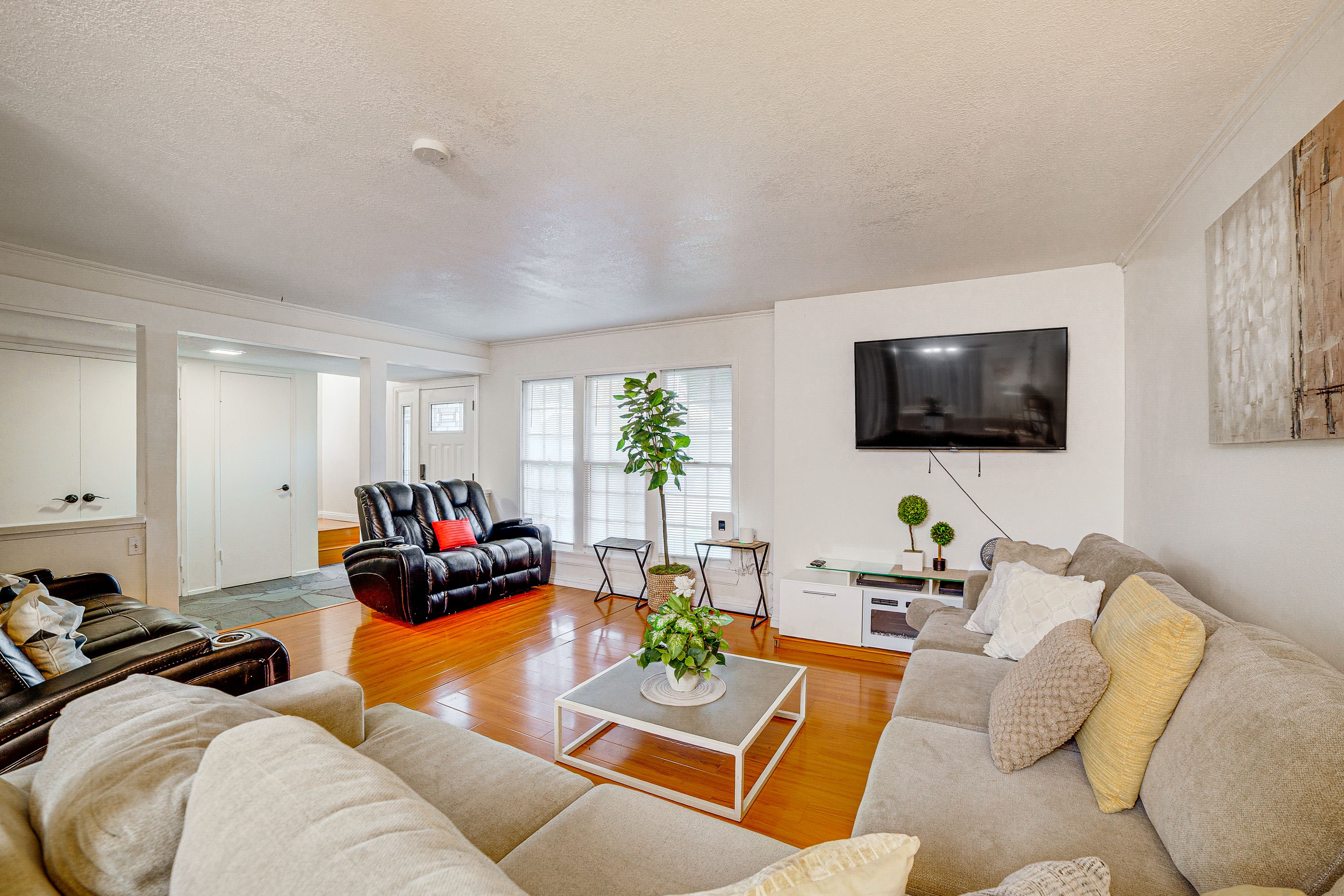 Riverside Vacation Rental | 5BR | 2BA | 1,600 Sq Ft | 1 Step to Enter