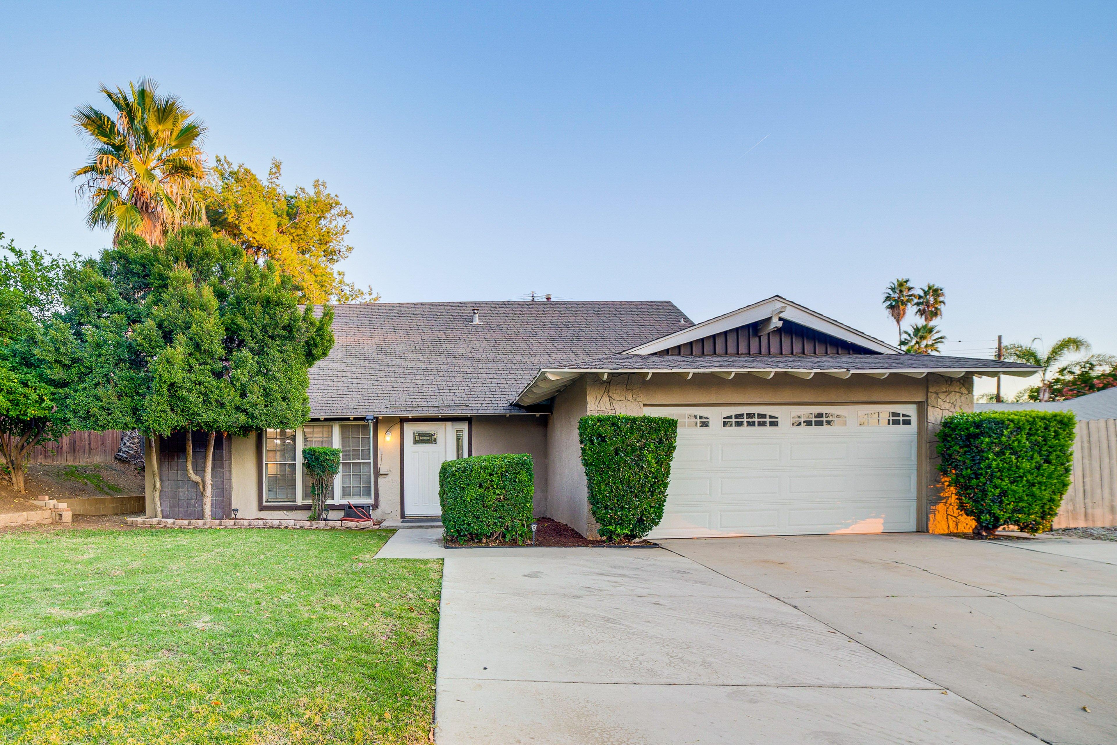 Exterior | Parking | Garage (2 Vehicles) | Driveway (5 Vehicles)