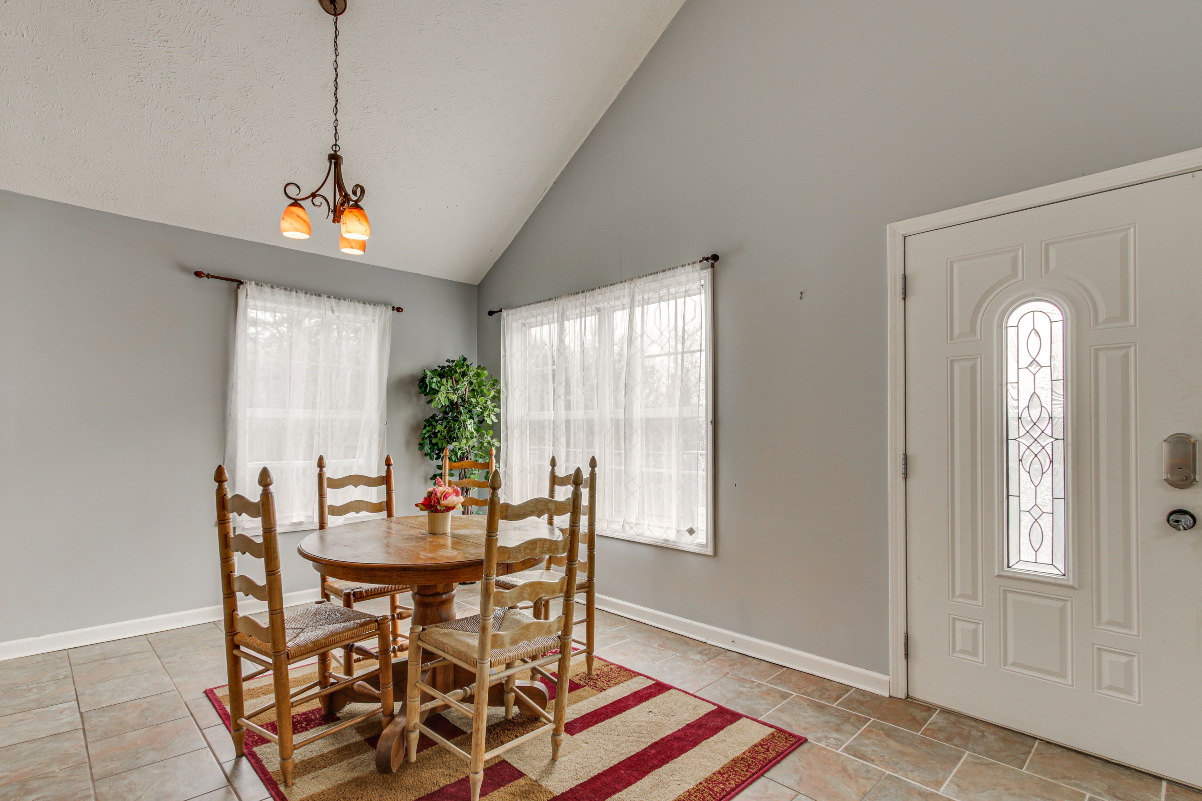 Dining Area | Dishware & Flatware Provided