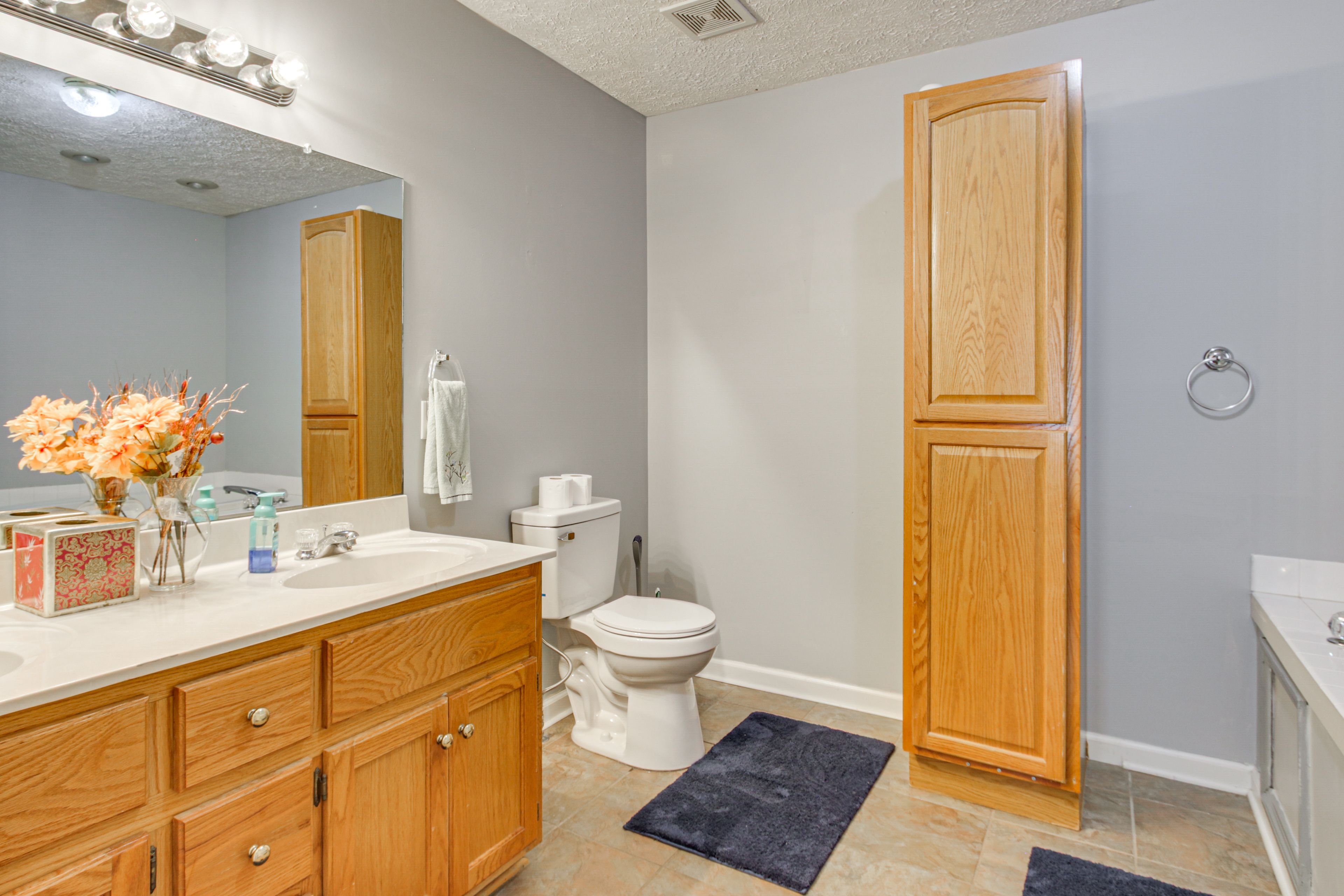 Full Bath | Complimentary Toiletries | Towels Provided | 2nd Floor