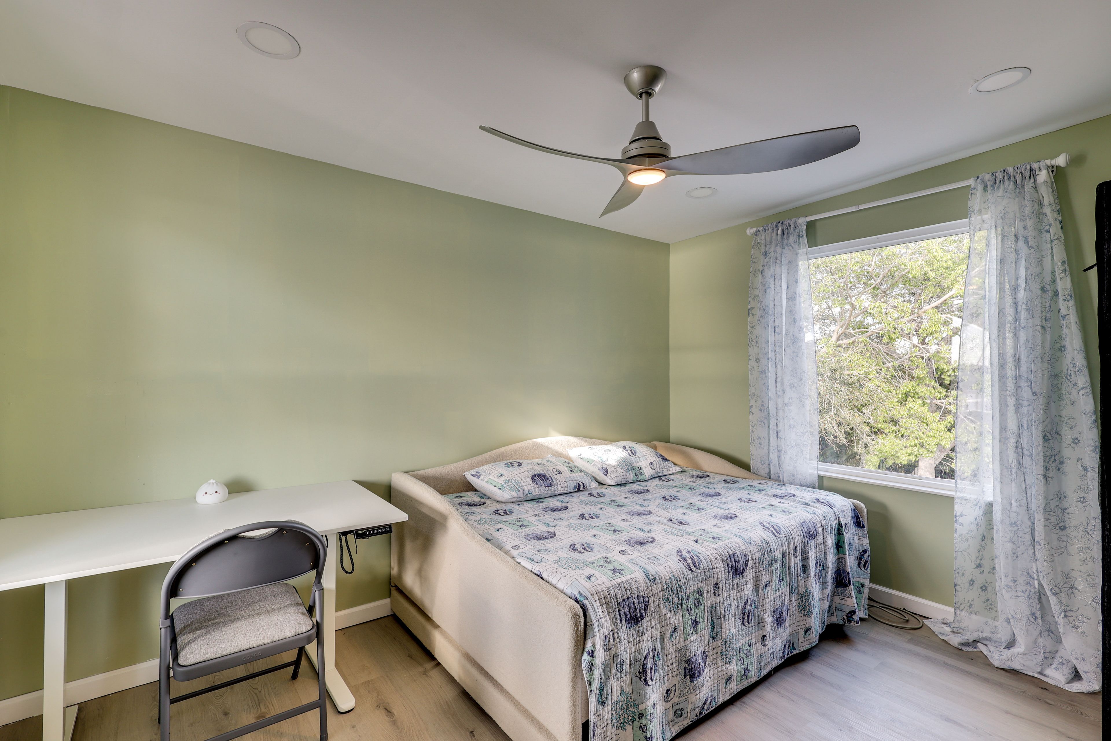 Bedroom 2 | Full Daybed | Desk