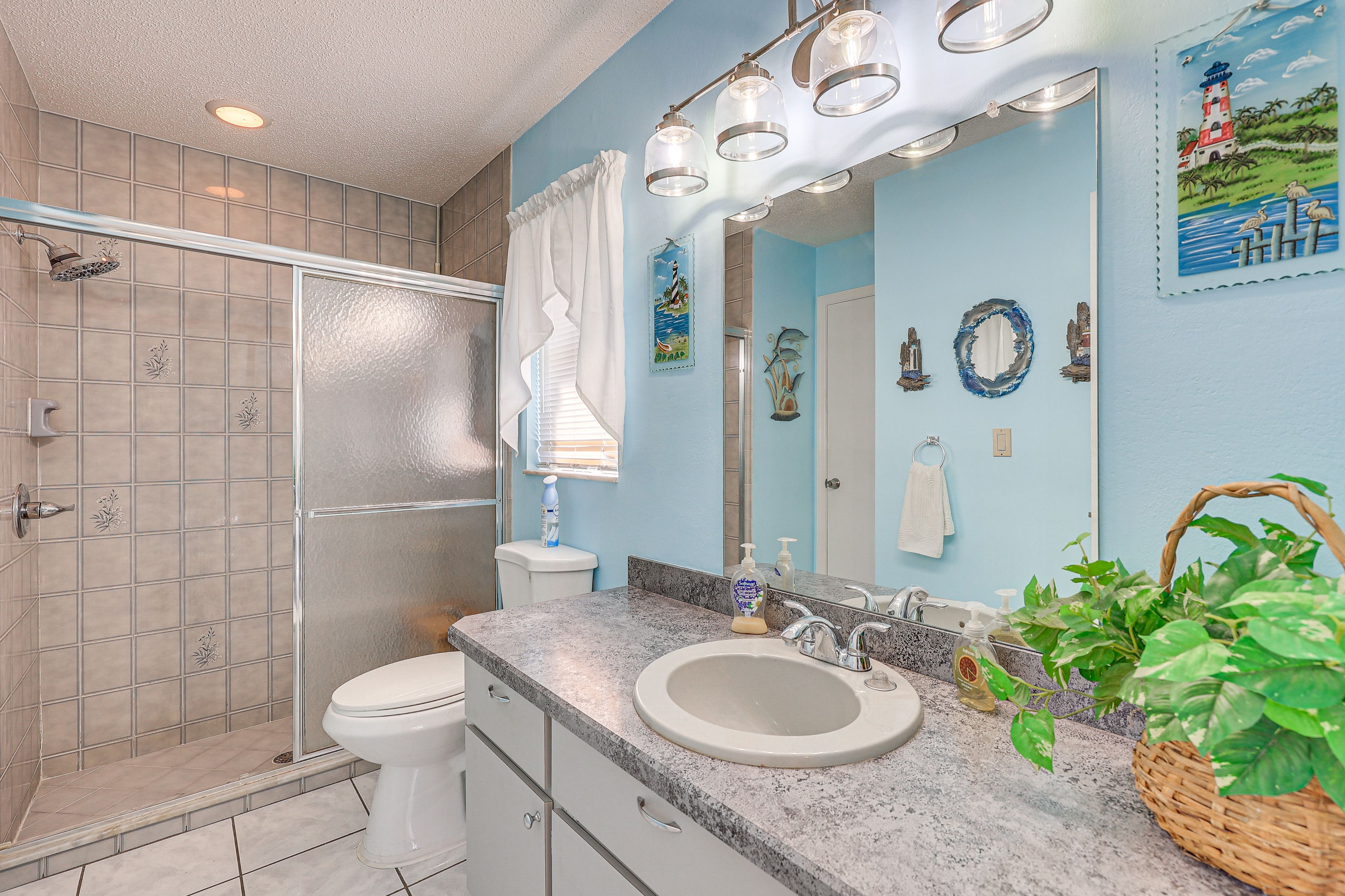 Full Bathroom | Towels Provided