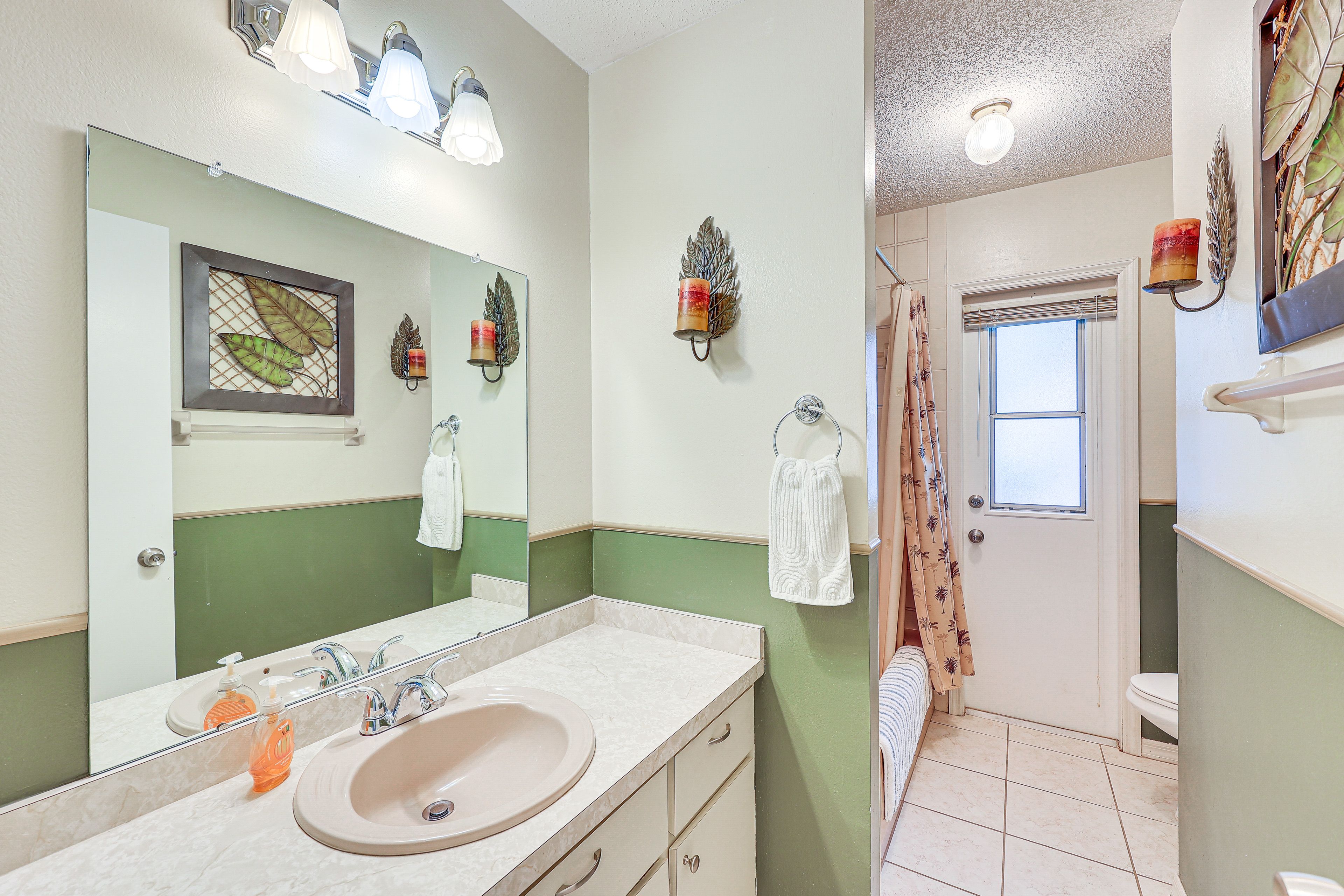 Full Bathroom | Complimentary Toiletries