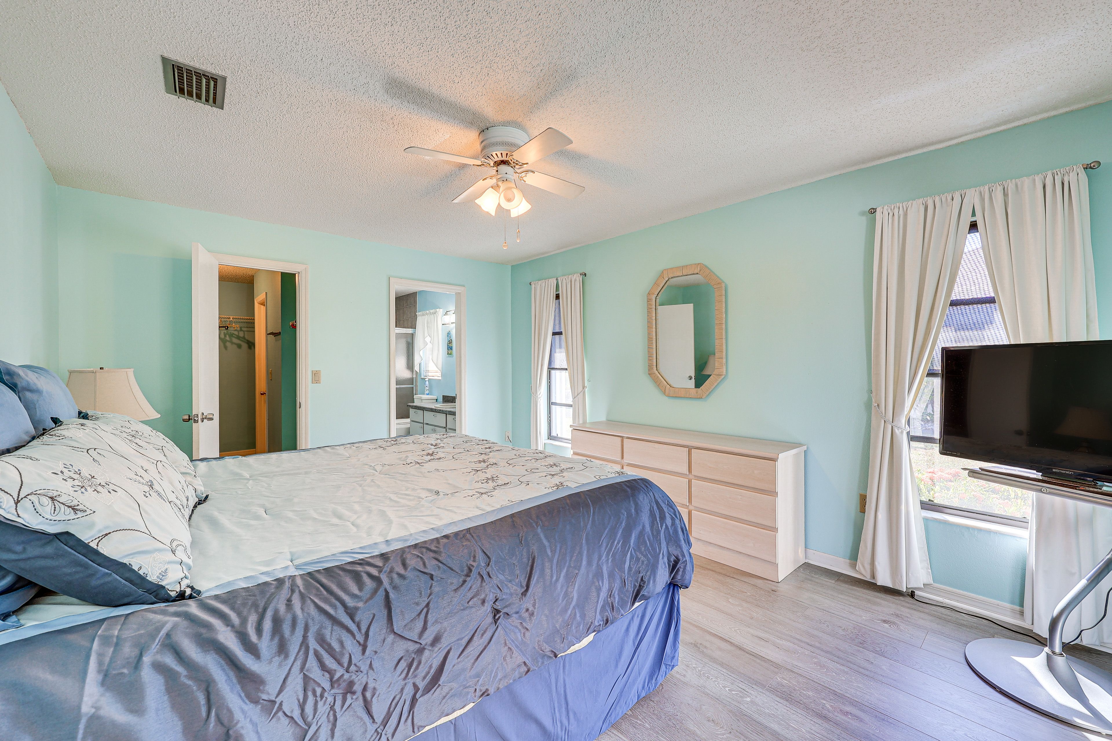 Bedroom 1 | King Bed