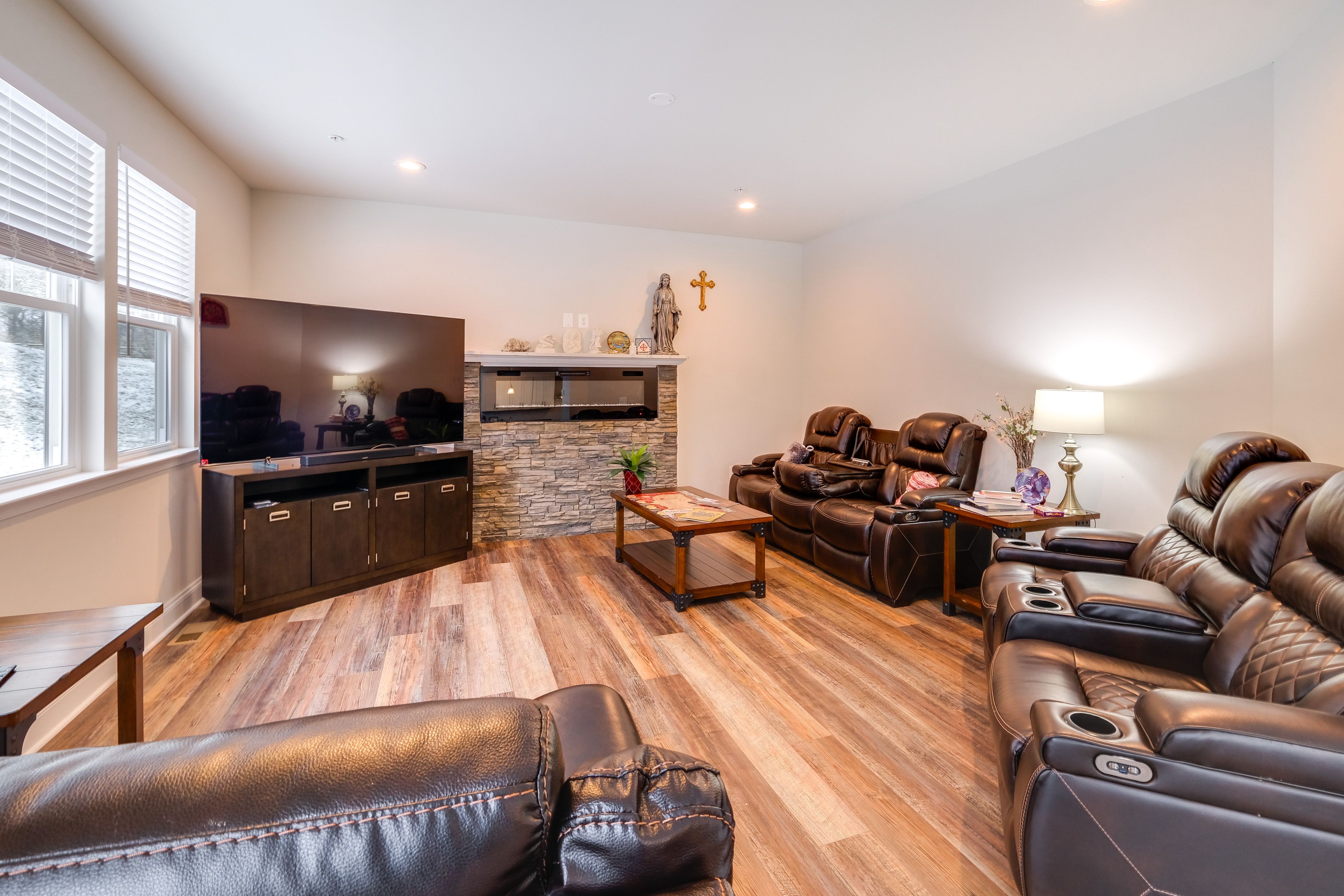 Living Room | Free WiFi | Smart TV | Central A/C | Fireplace | 1st Floor