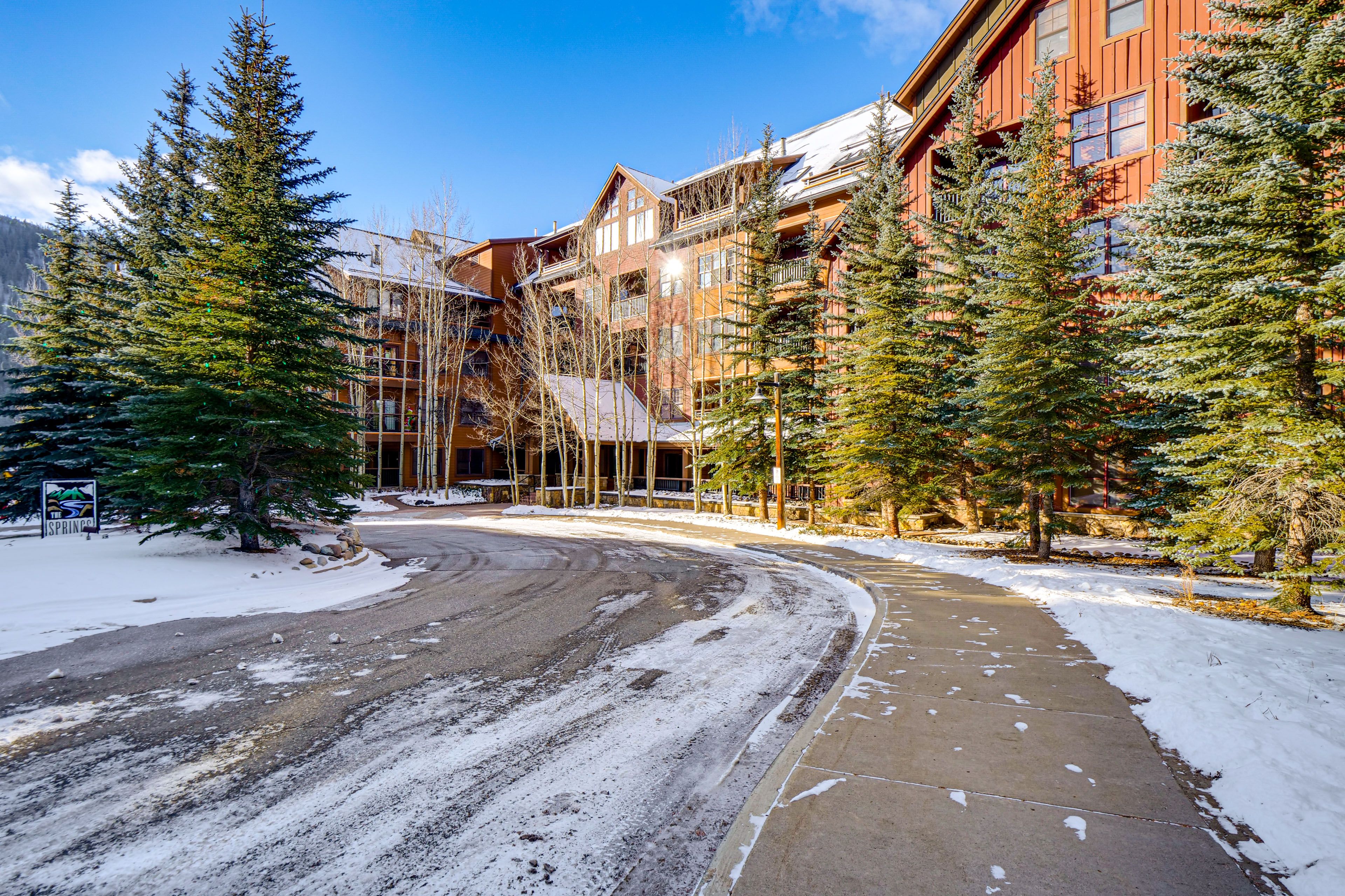 Exterior | Single-Story Unit | 4th-Floor Condo | Close to Food/Entertainment