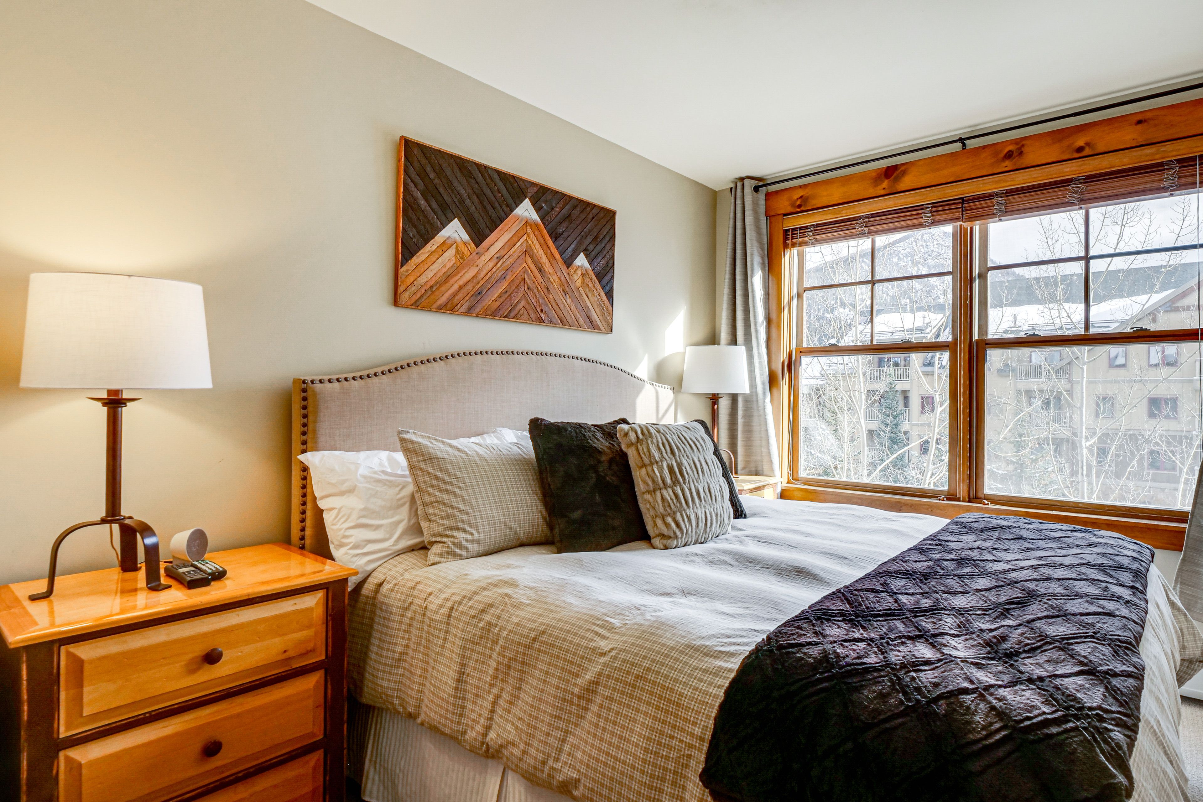 Bedroom 1 | King Bed | Linens Provided