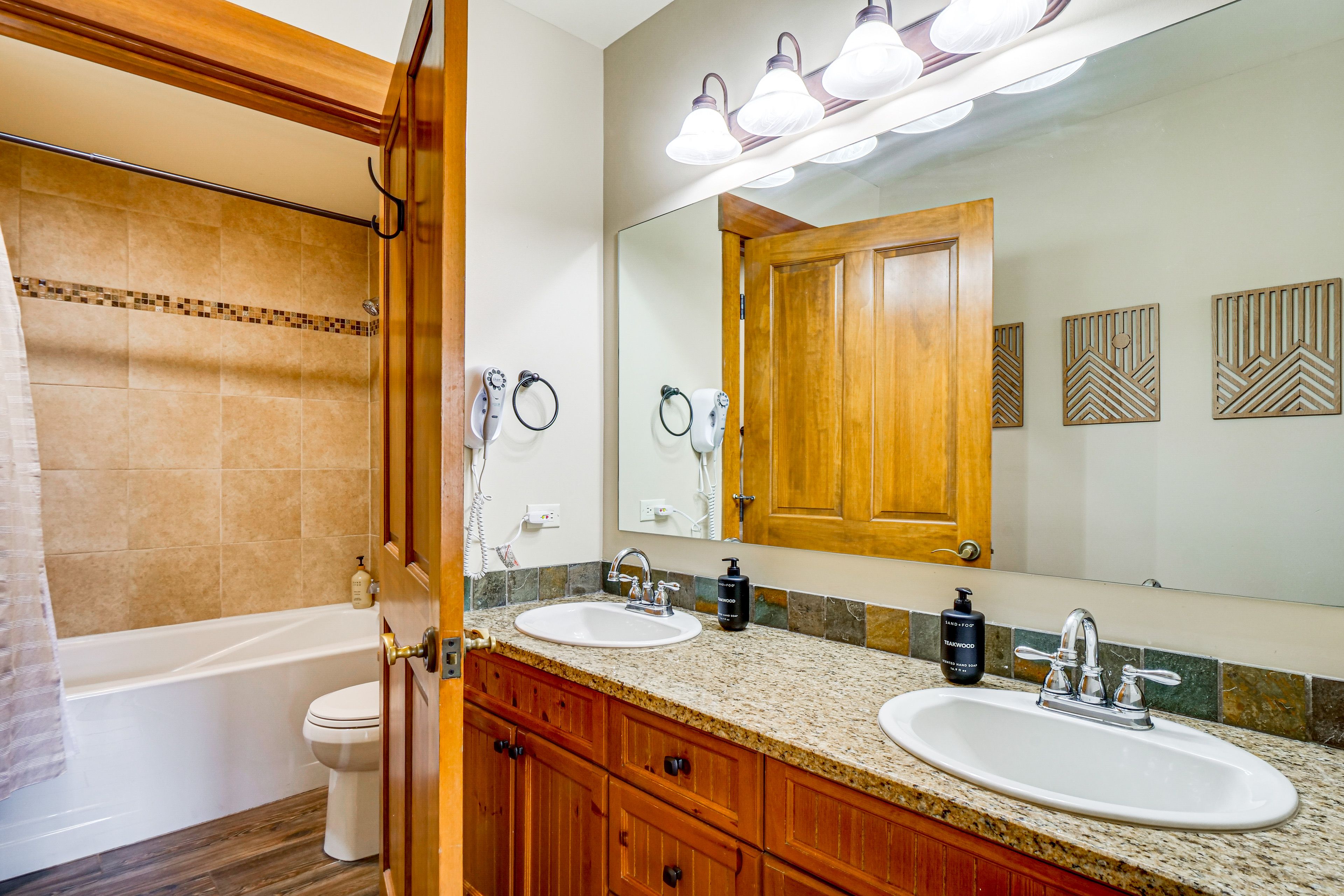 Full Bathroom | Towels Provided