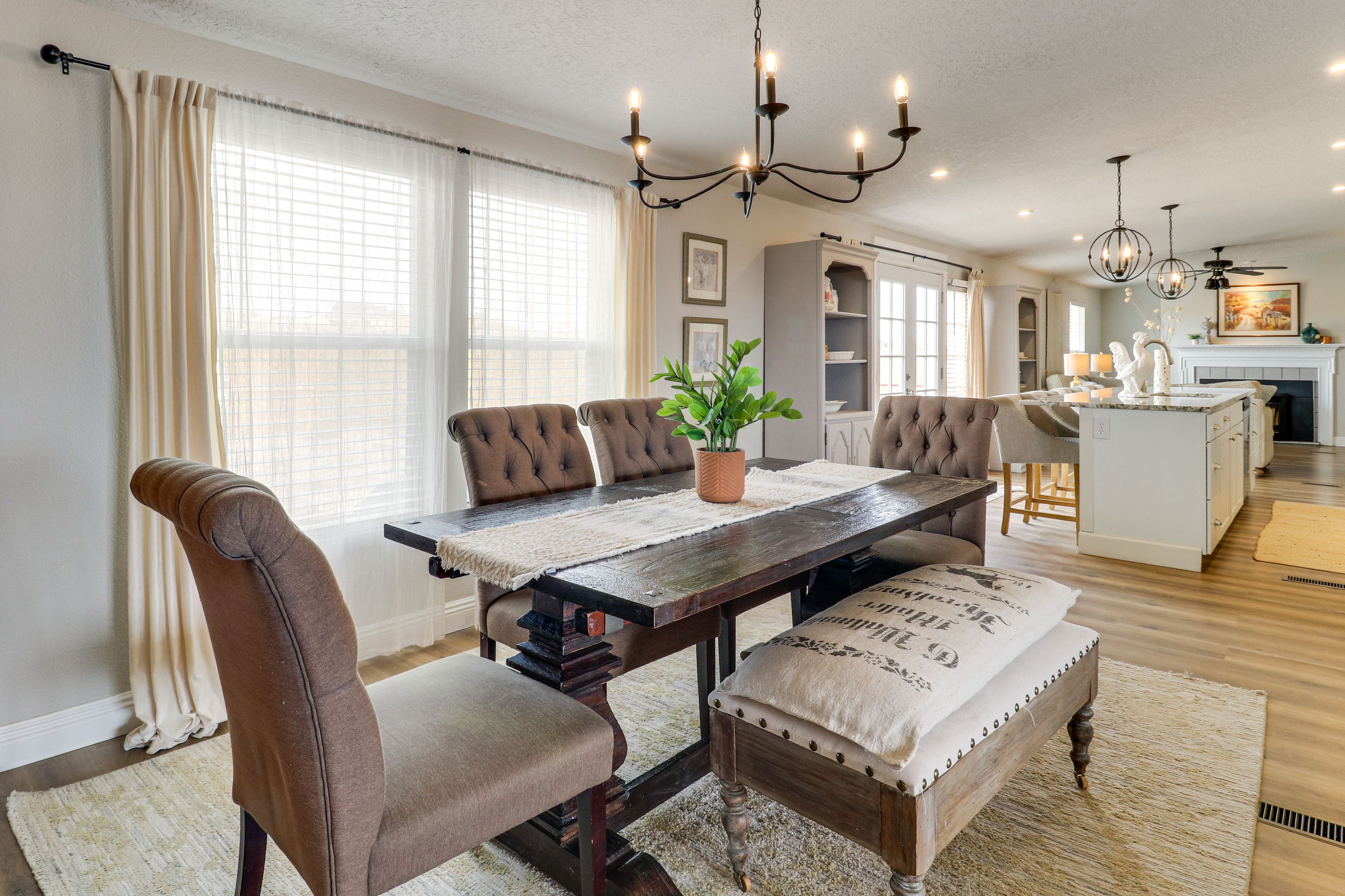 Dining Area | Dishware/Flatware Provided