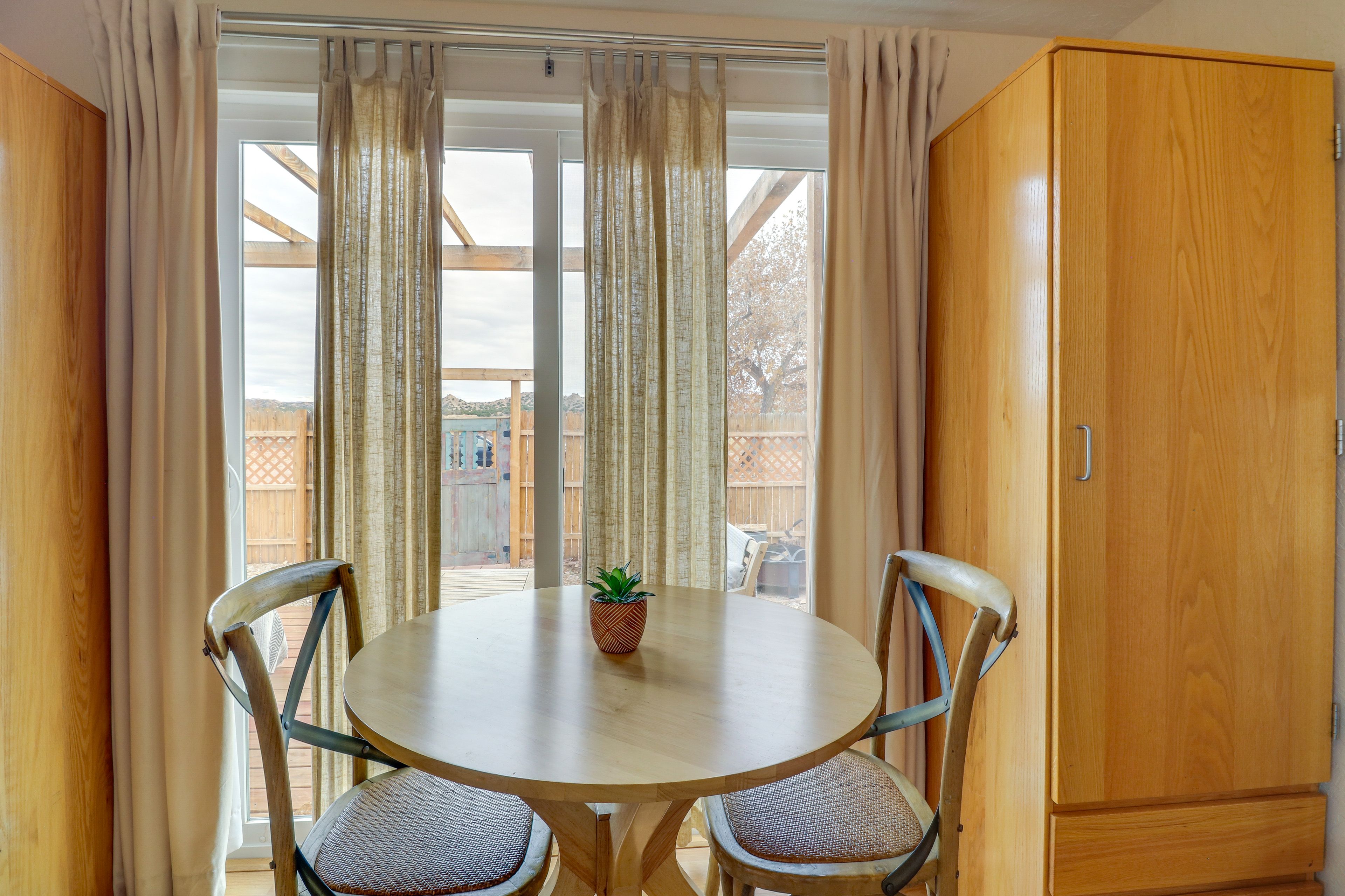 Dining Area | Dishware/Flatware Provided