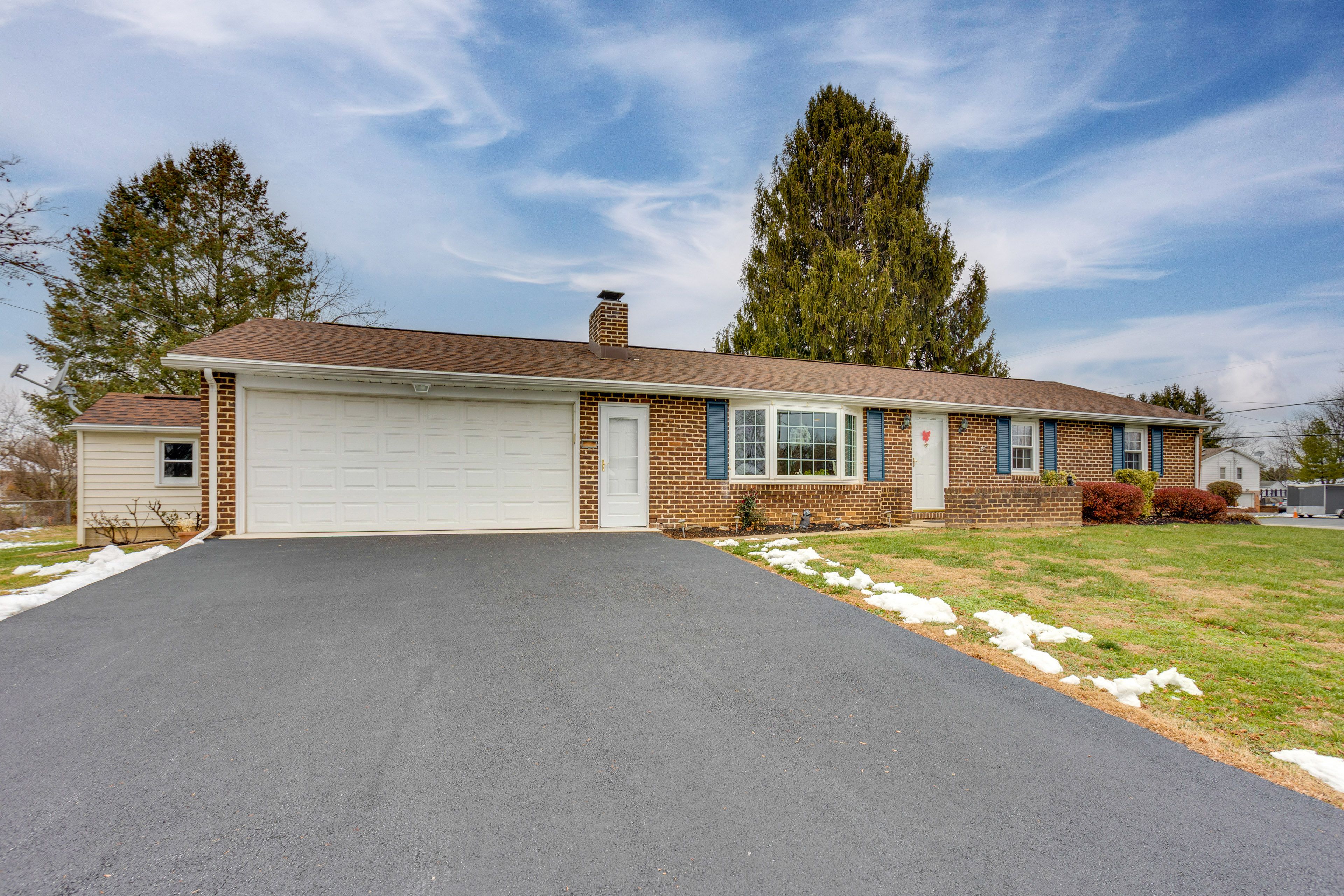 Parking | Attached Garage (1 Vehicle) | Driveway (3 Vehicles)