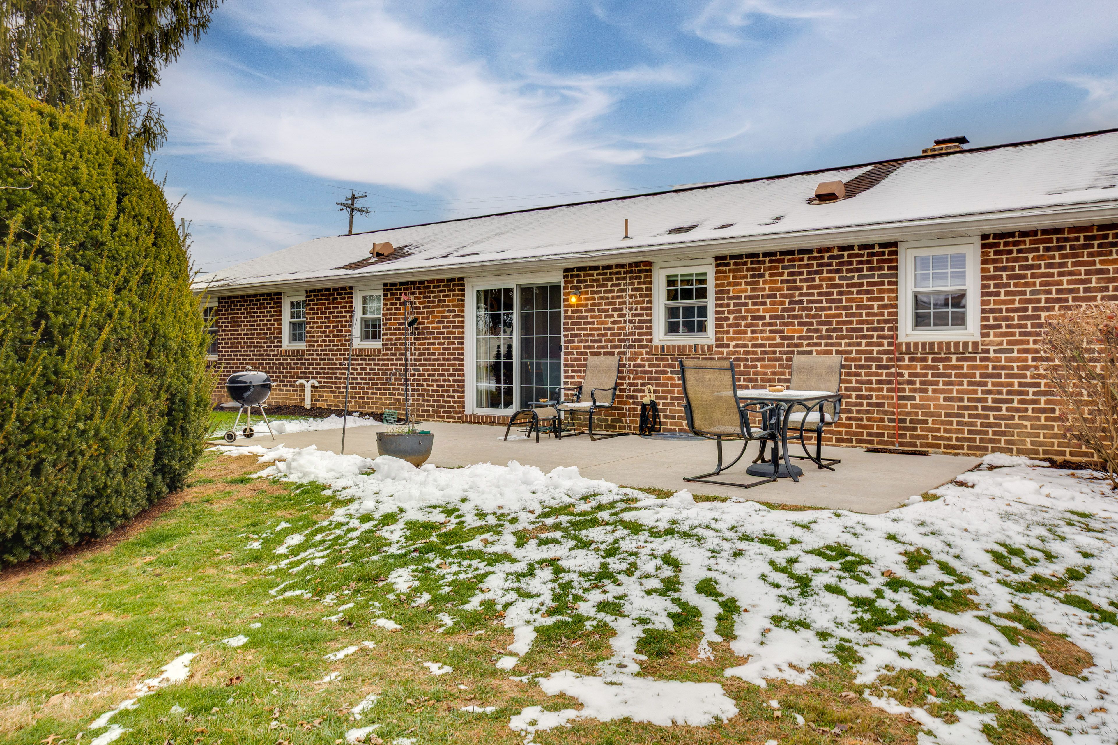 Private Patio | Charcoal Grill