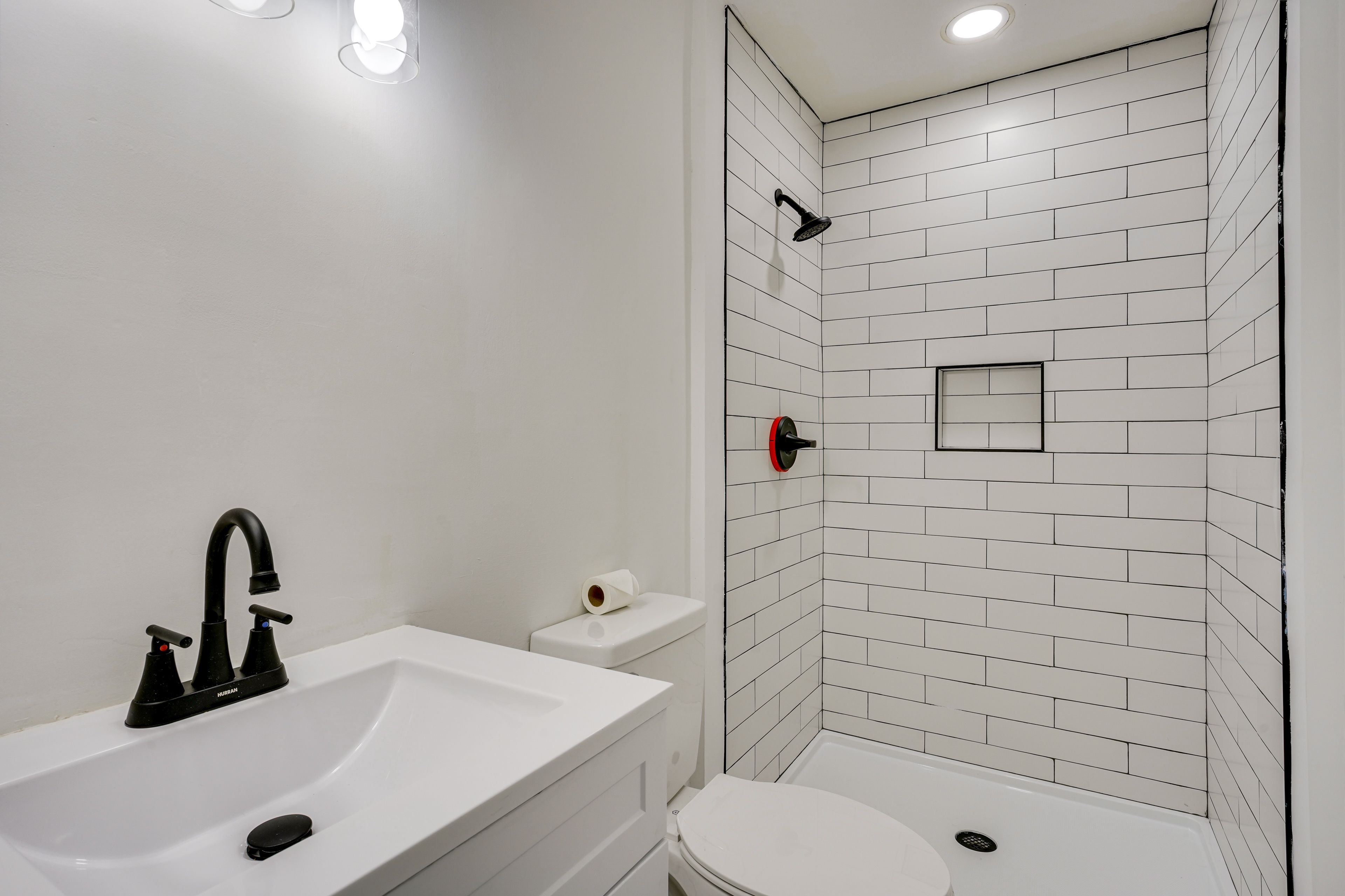 Full Bathroom | Towels Provided