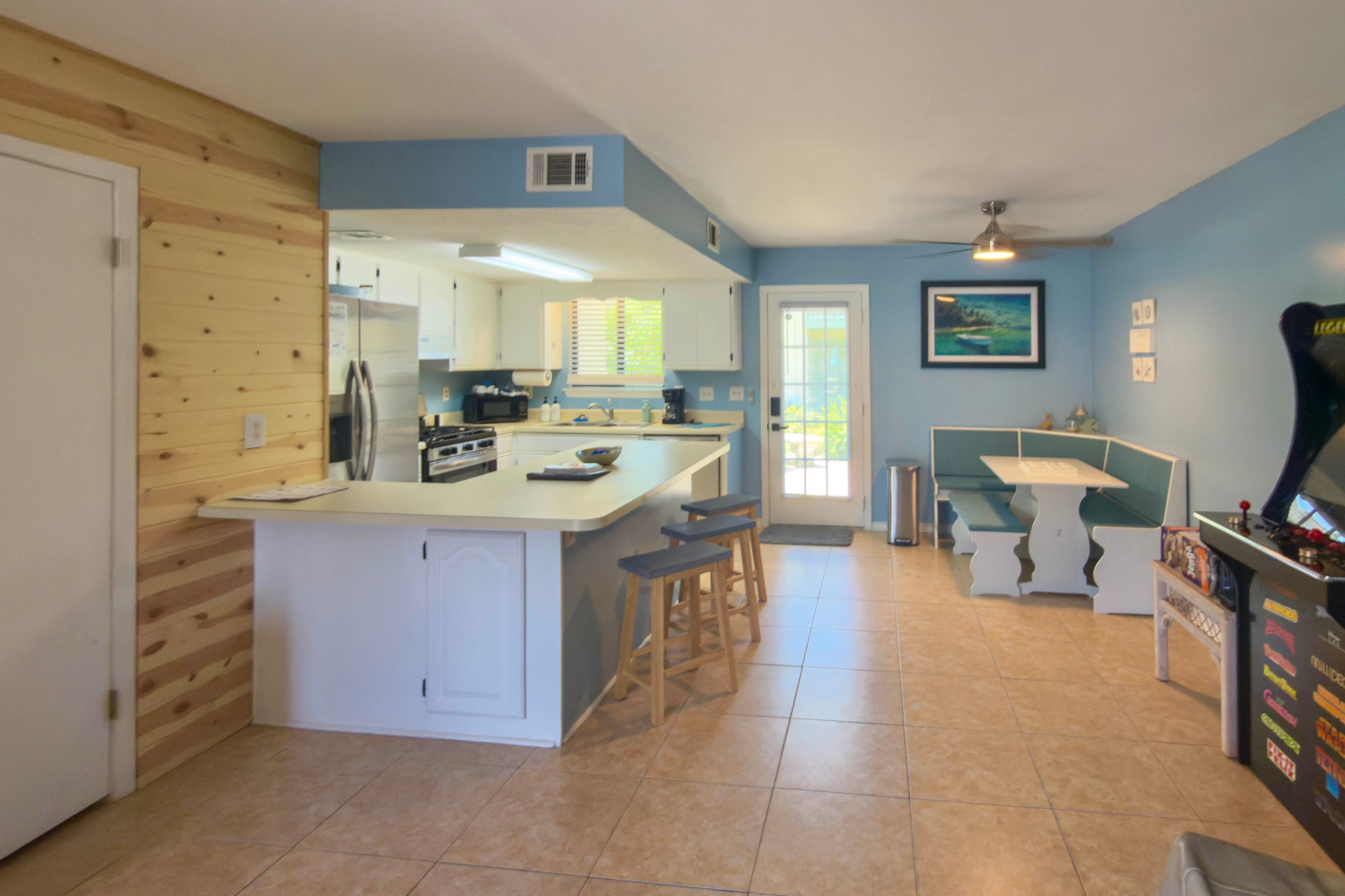 Dining Area | Dishware/Flatware Provided | 1st Floor