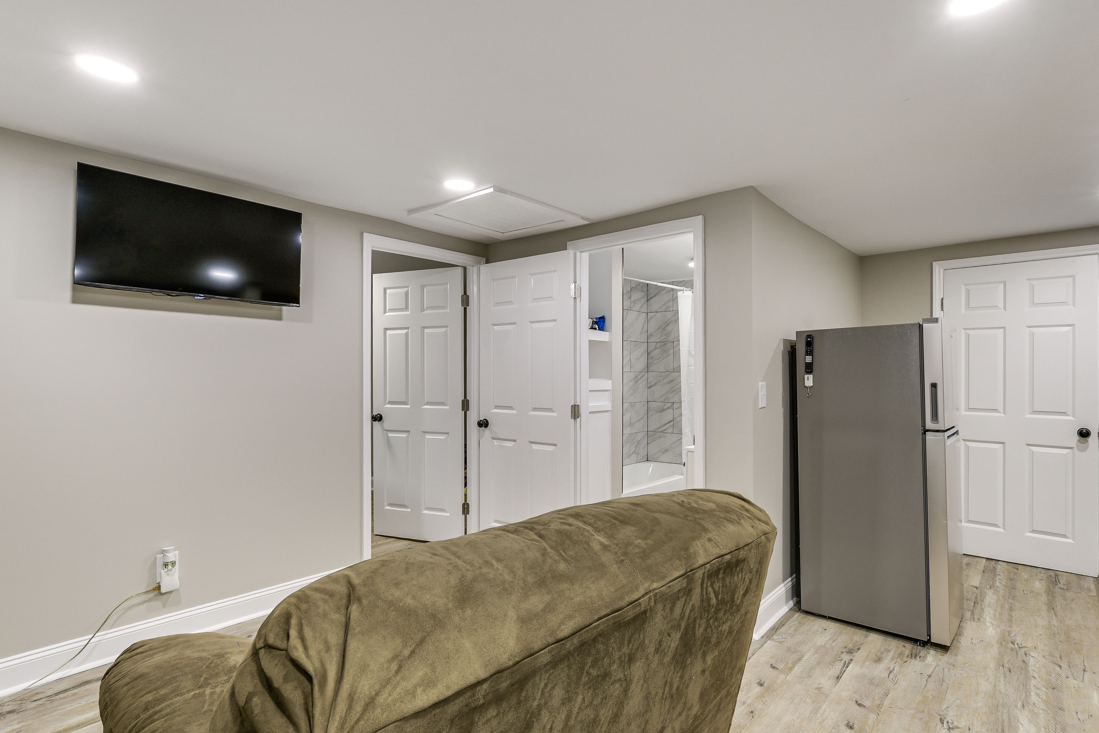 Living Room | Central A/C & Heat | Smart TV | Free WiFi